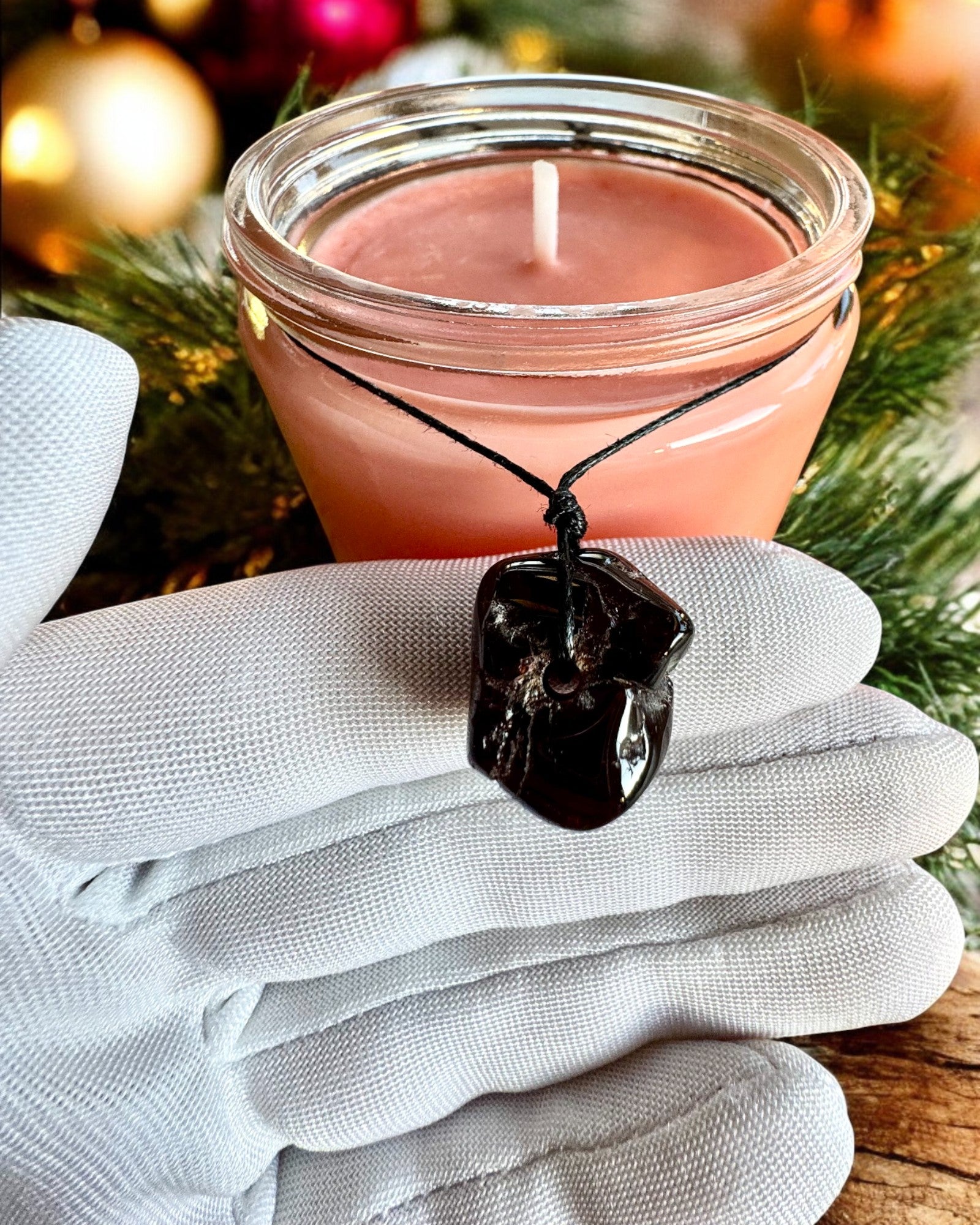 Lumânare din soia pentru intenții 250 ml cu piatră naturală – alege-ți energia: Citrin sau Granat, personalizare cu gravură pentru cadou