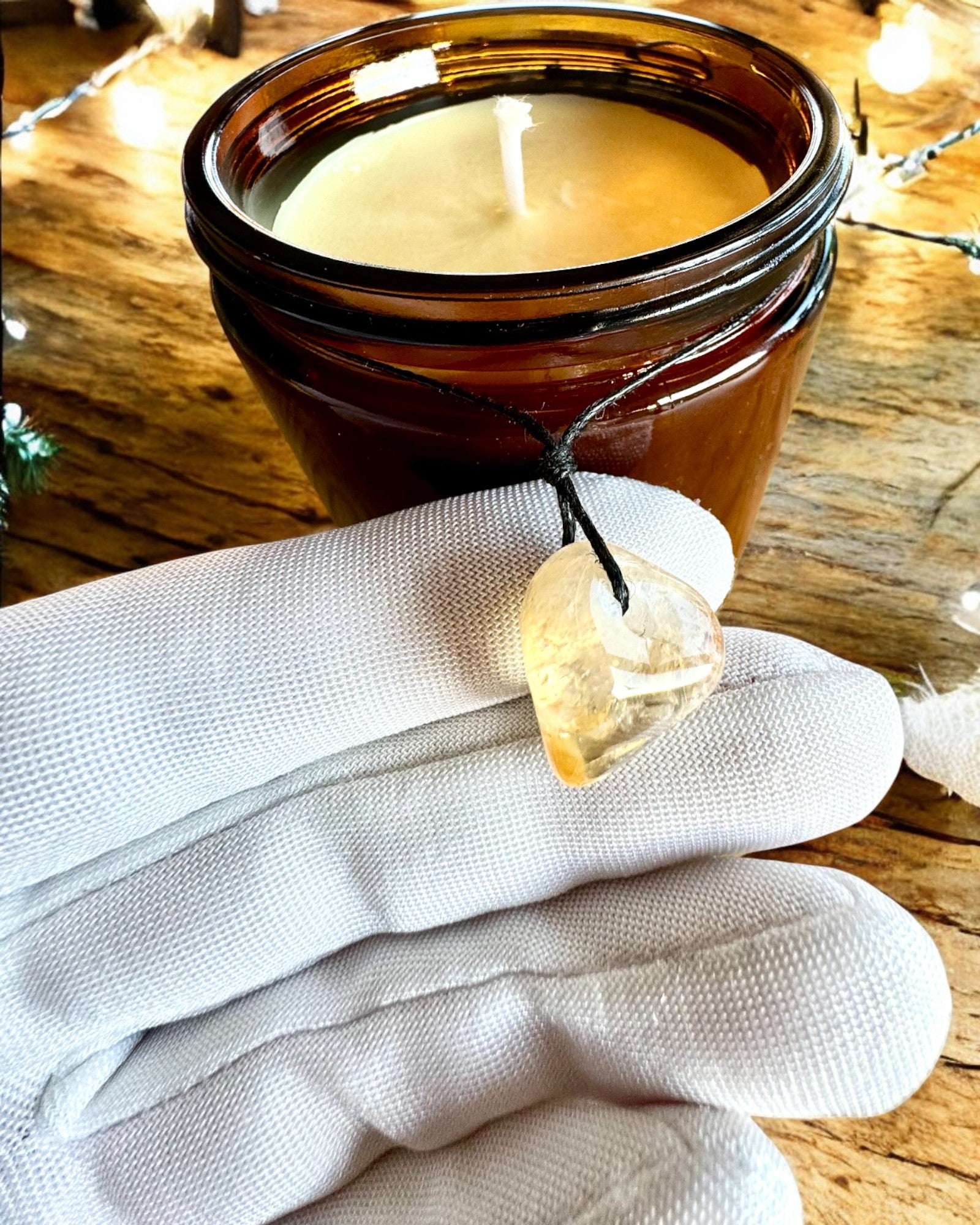 Lumânare din soia pentru intenții 250 ml cu piatră naturală – alege-ți energia: Citrin sau Granat, personalizare cu gravură pentru cadou