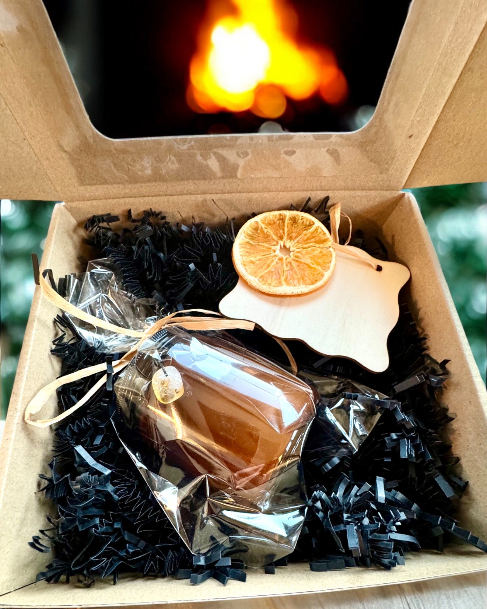 Lumânare din soia pentru intenții 250 ml cu piatră naturală – alege-ți energia: Citrin sau Granat, personalizare cu gravură pentru cadou