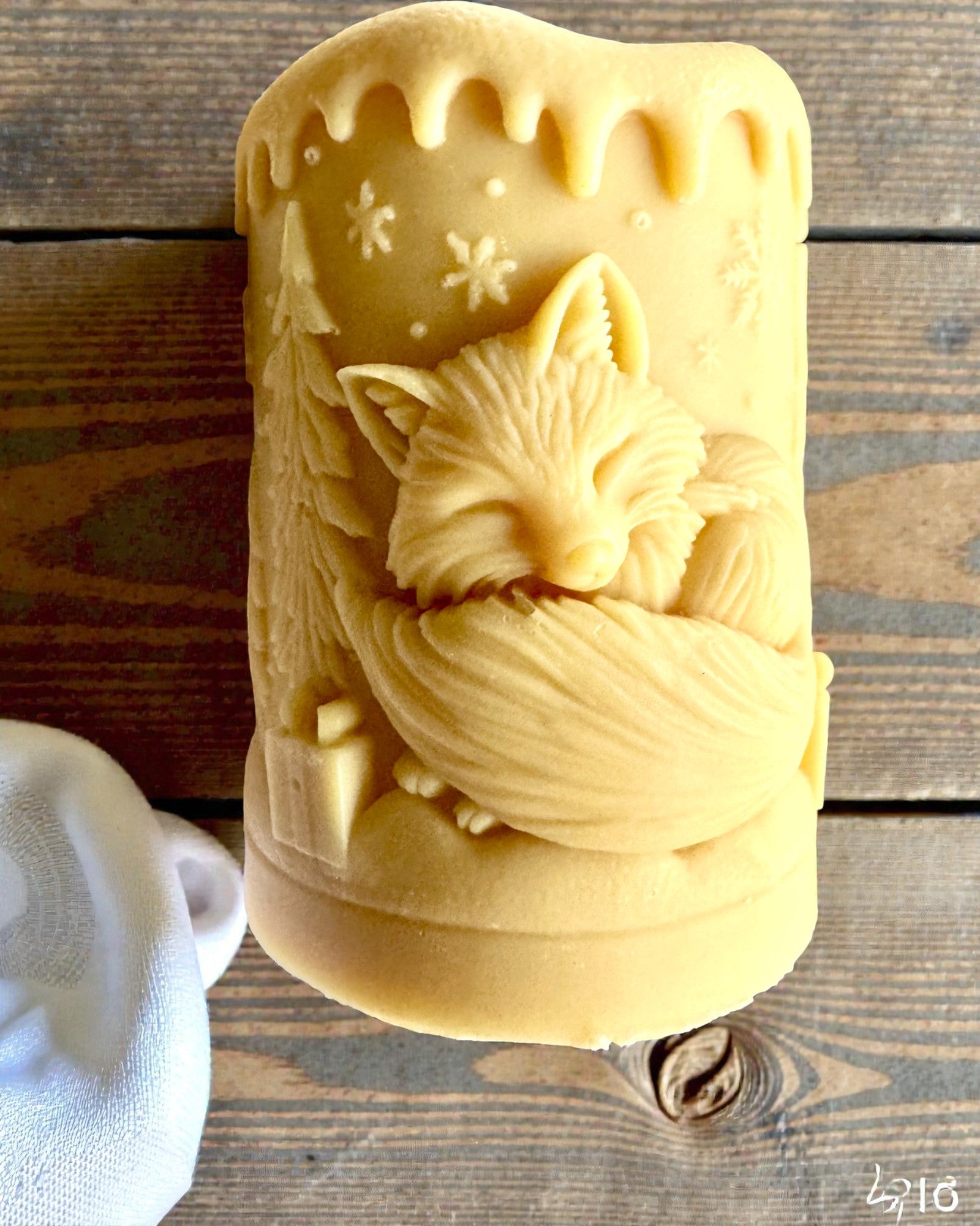 Lumânare din soia Vulpița de Iarnă, 7,5 cm înălțime, lumânare din soia turnată manual cu o vulpiță adorabilă adormită, personalizabilă cu gravură pe plăcuță