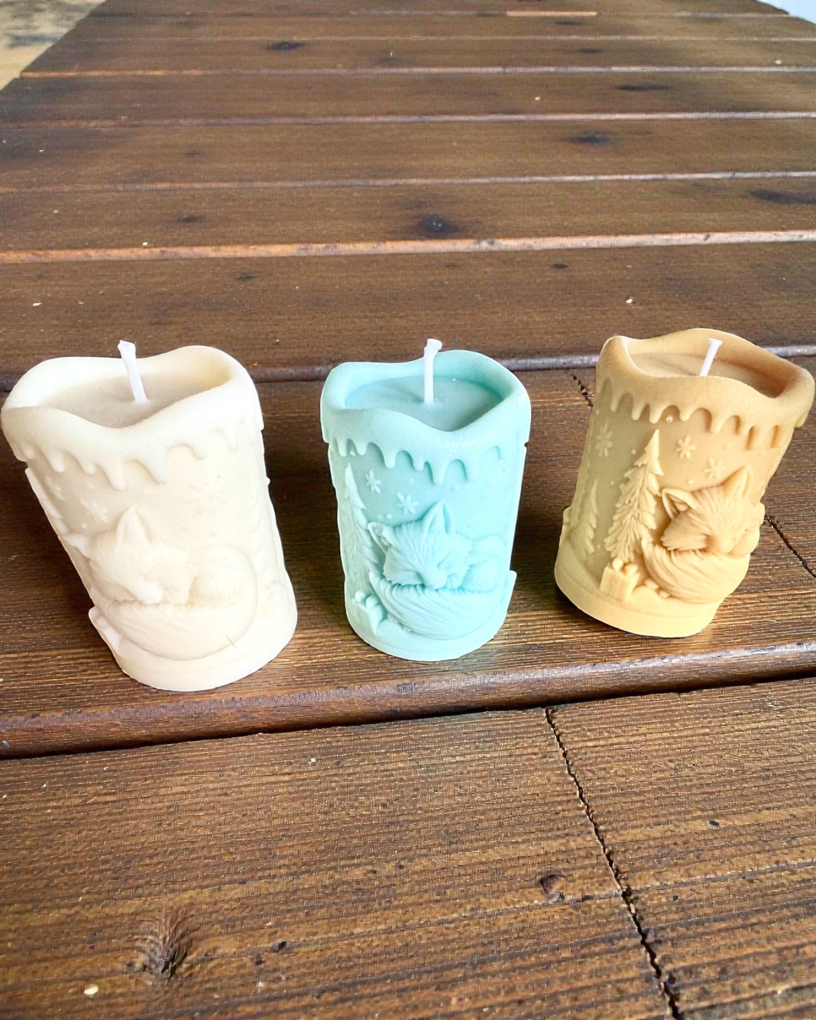 Lumânare din soia Vulpița de Iarnă, 7,5 cm înălțime, lumânare din soia turnată manual cu o vulpiță adorabilă adormită, personalizabilă cu gravură pe plăcuță