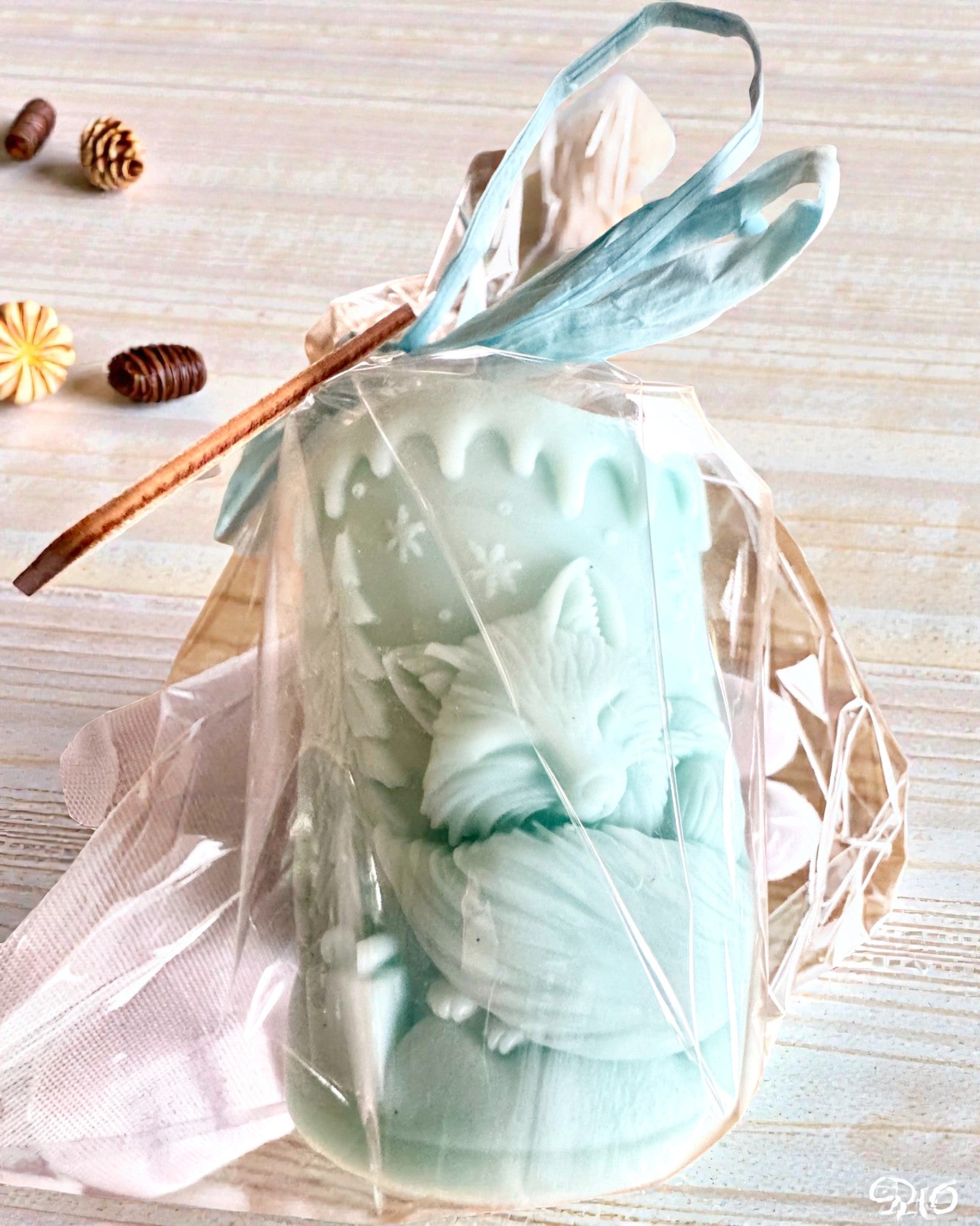 Lumânare din soia Vulpița de Iarnă, 7,5 cm înălțime, lumânare din soia turnată manual cu o vulpiță adorabilă adormită, personalizabilă cu gravură pe plăcuță