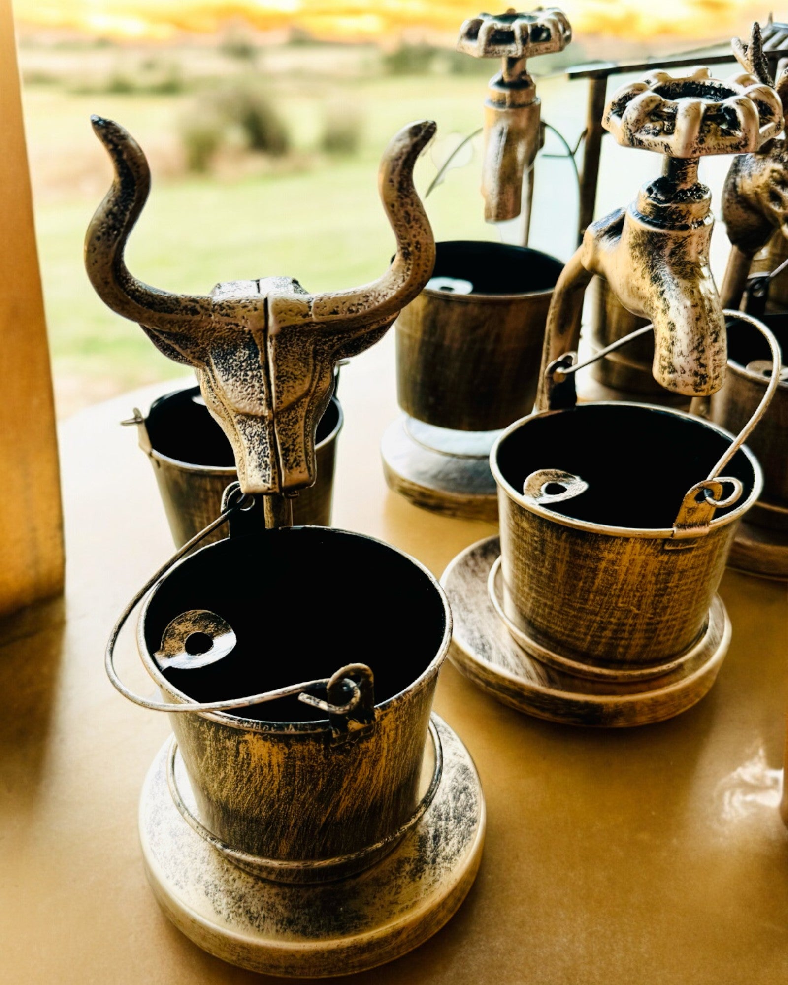 Scrumieră Metalică Elegantă "Rustic Charm" cu înălțimea de 19-23 cm, 8 variante disponibile, gravură la cerere