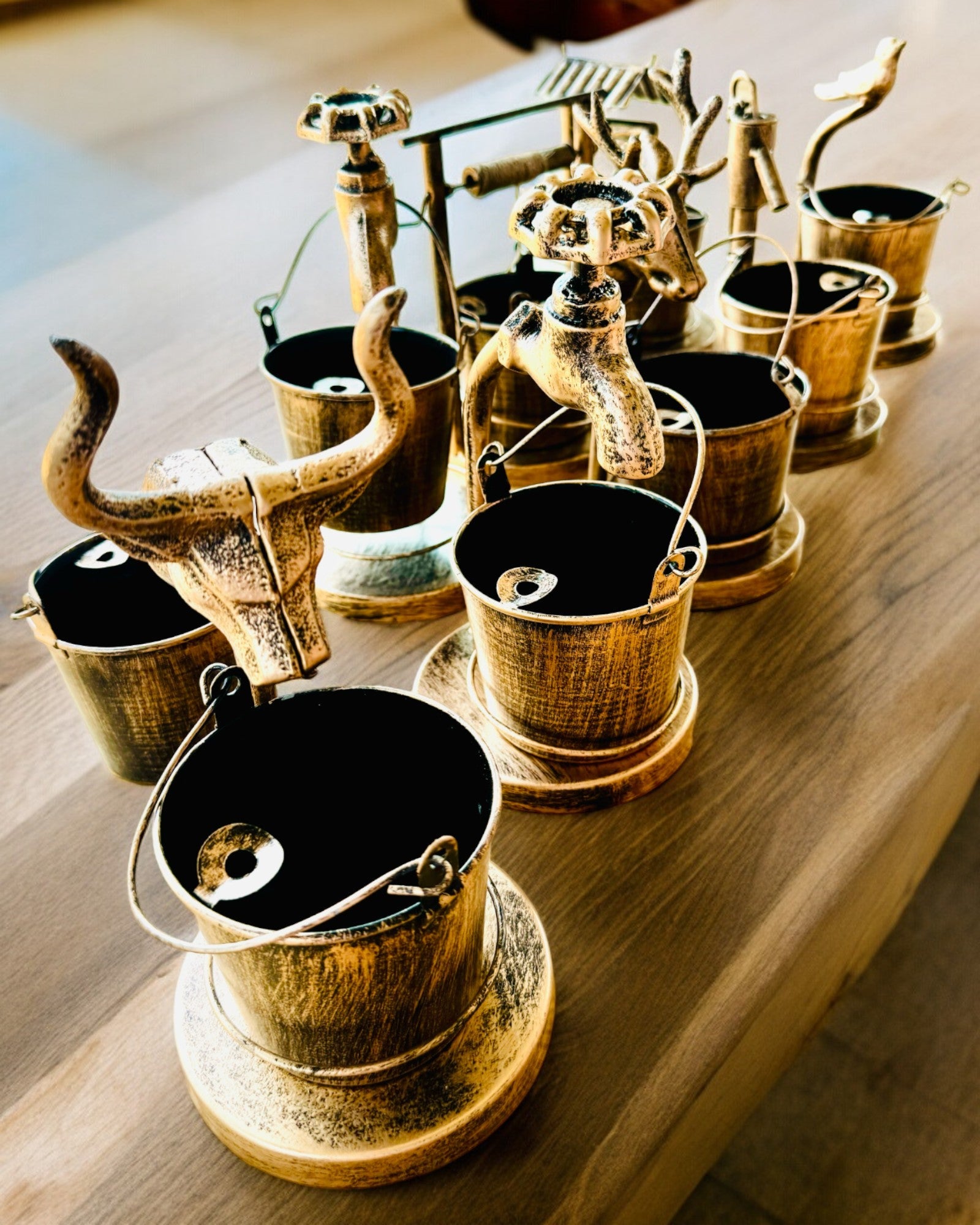 Scrumieră Metalică Elegantă "Rustic Charm" cu înălțimea de 19-23 cm, 8 variante disponibile, gravură la cerere