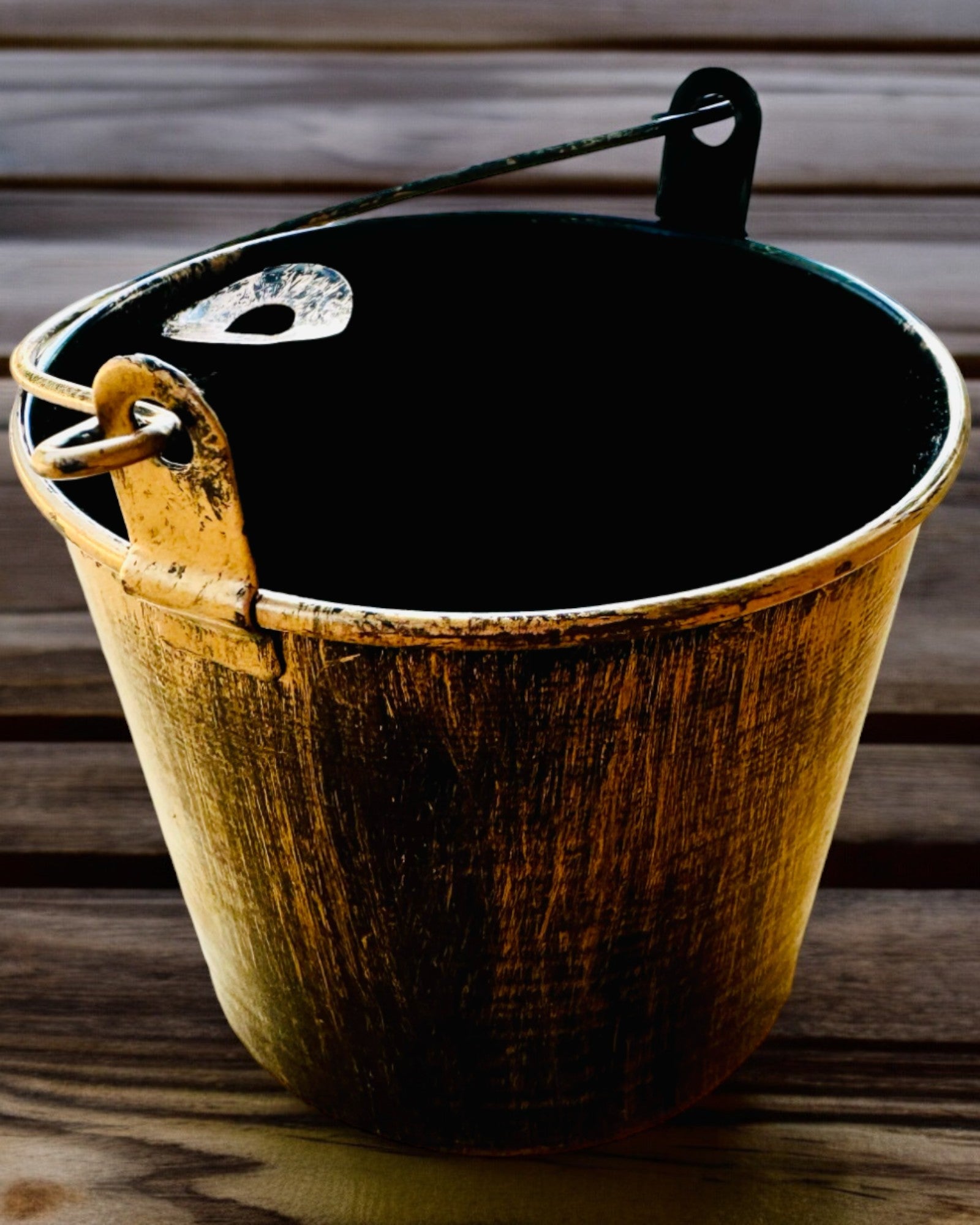 Scrumieră Metalică Elegantă "Rustic Charm" cu înălțimea de 19-23 cm, 8 variante disponibile, gravură la cerere