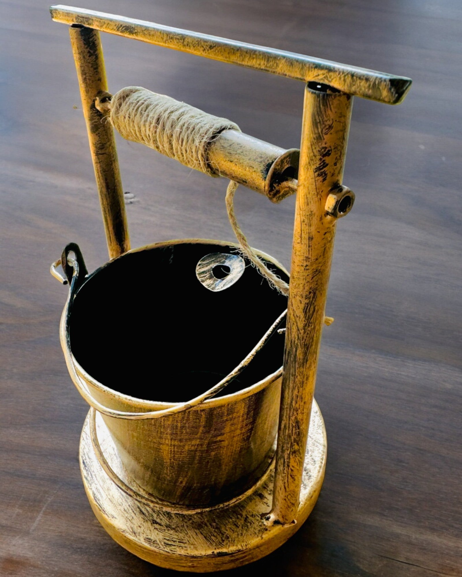 Scrumieră Metalică Elegantă "Rustic Charm" cu înălțimea de 19-23 cm, 8 variante disponibile, gravură la cerere