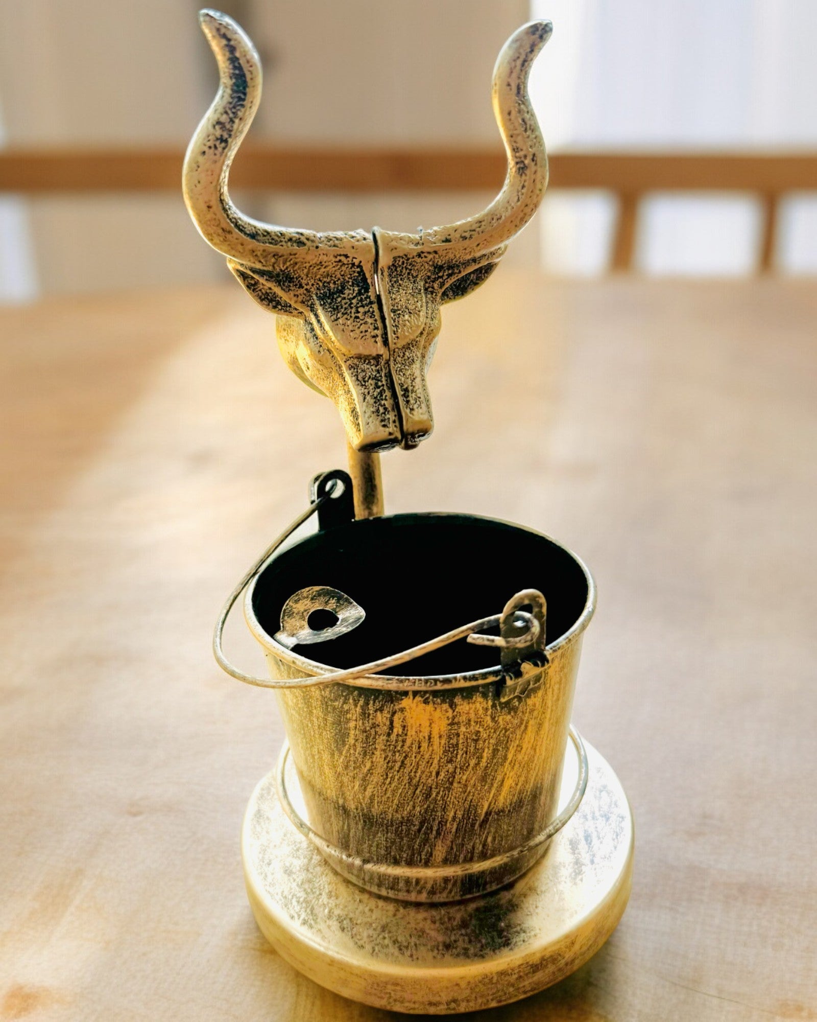 Scrumieră Metalică Elegantă "Rustic Charm" cu înălțimea de 19-23 cm, 8 variante disponibile, gravură la cerere