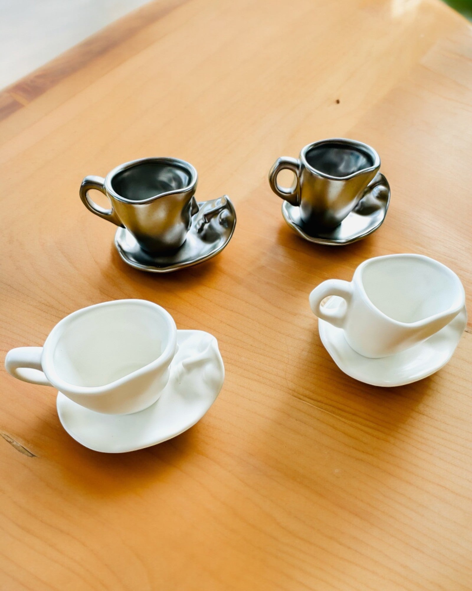 Set de 2 Căni Ceramice Elegante „Maska” – Posibilitate de personalizare cu gravură pentru cadou