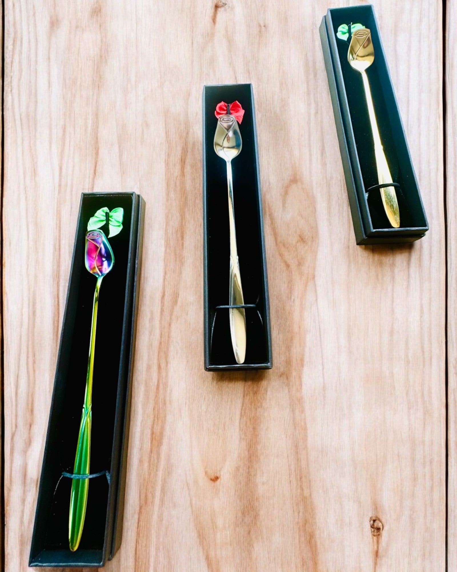 Linguriță Personalizată cu Trandafir cu Opțiune de Gravare pentru cadou - 3 variante de culori disponibile