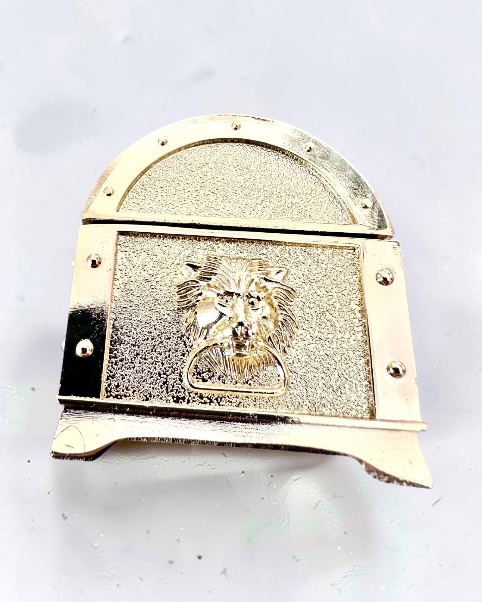 Cufăr de comori metalic retro cu gravură - Casetă argintie 7x5x5 cm