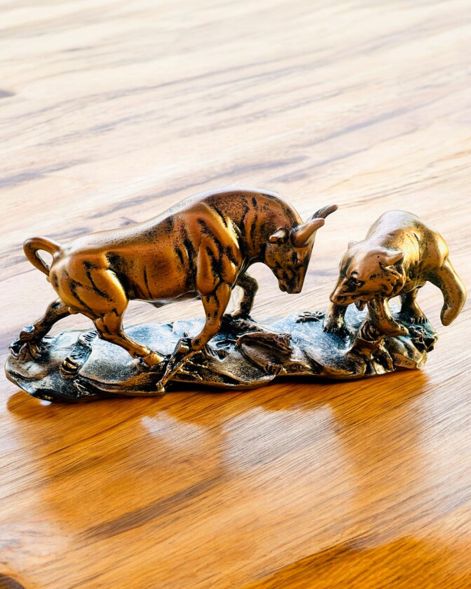 "Starcie Byka z Niedźwiedziem" - Sculptură din cupru-roșcat cu opțiune de gravare