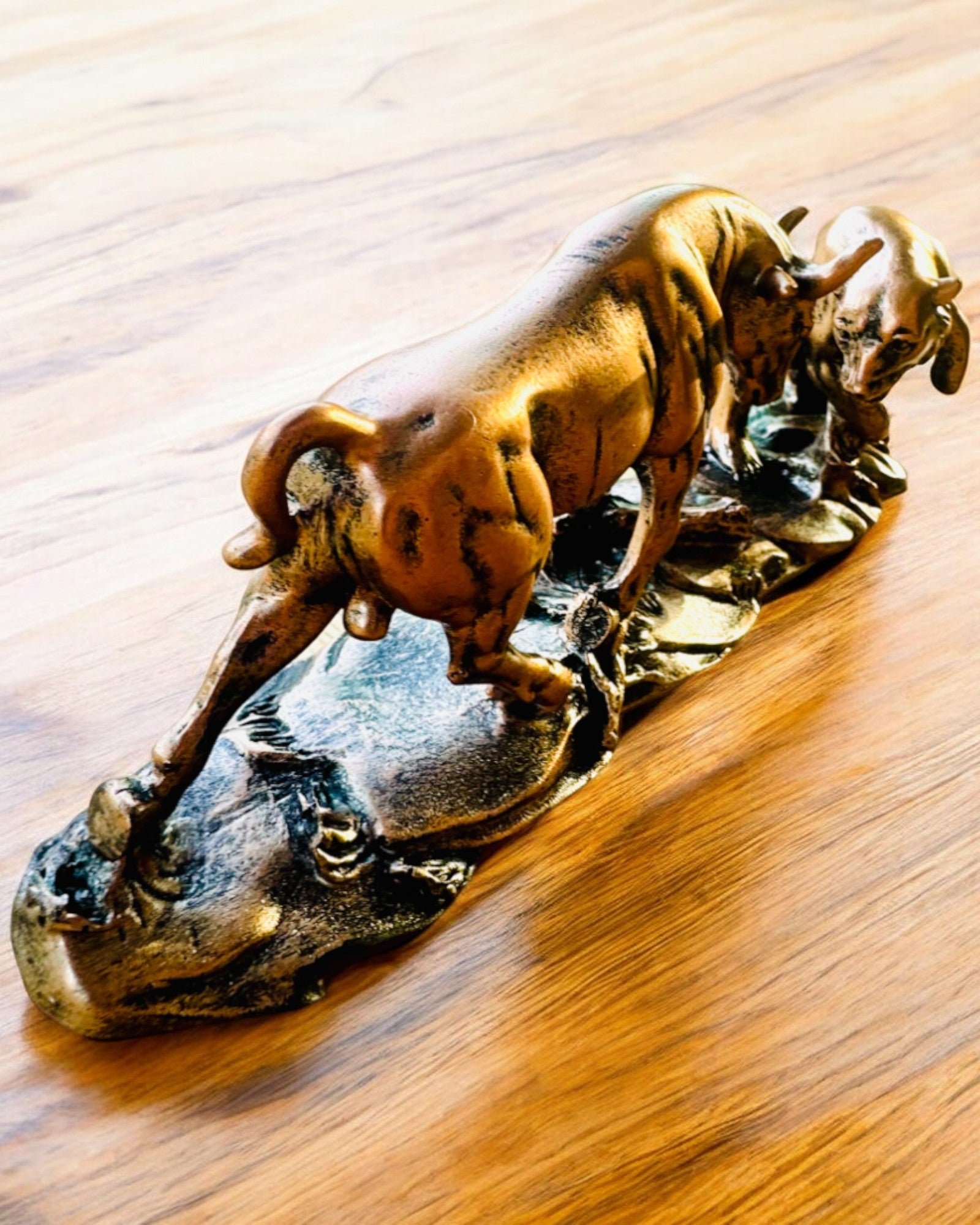 "Starcie Byka z Niedźwiedziem" - Sculptură din cupru-roșcat cu opțiune de gravare