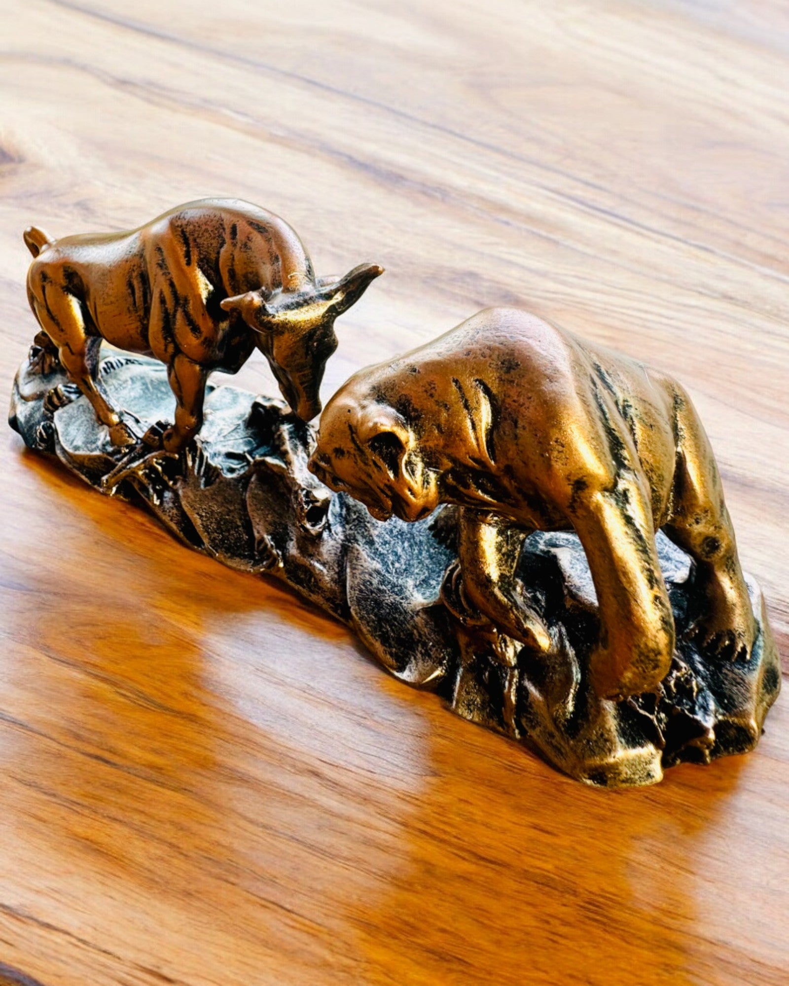 "Starcie Byka z Niedźwiedziem" - Sculptură din cupru-roșcat cu opțiune de gravare