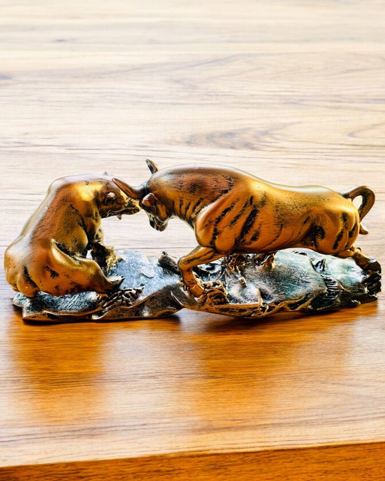 "Starcie Byka z Niedźwiedziem" - Sculptură din cupru-roșcat cu opțiune de gravare