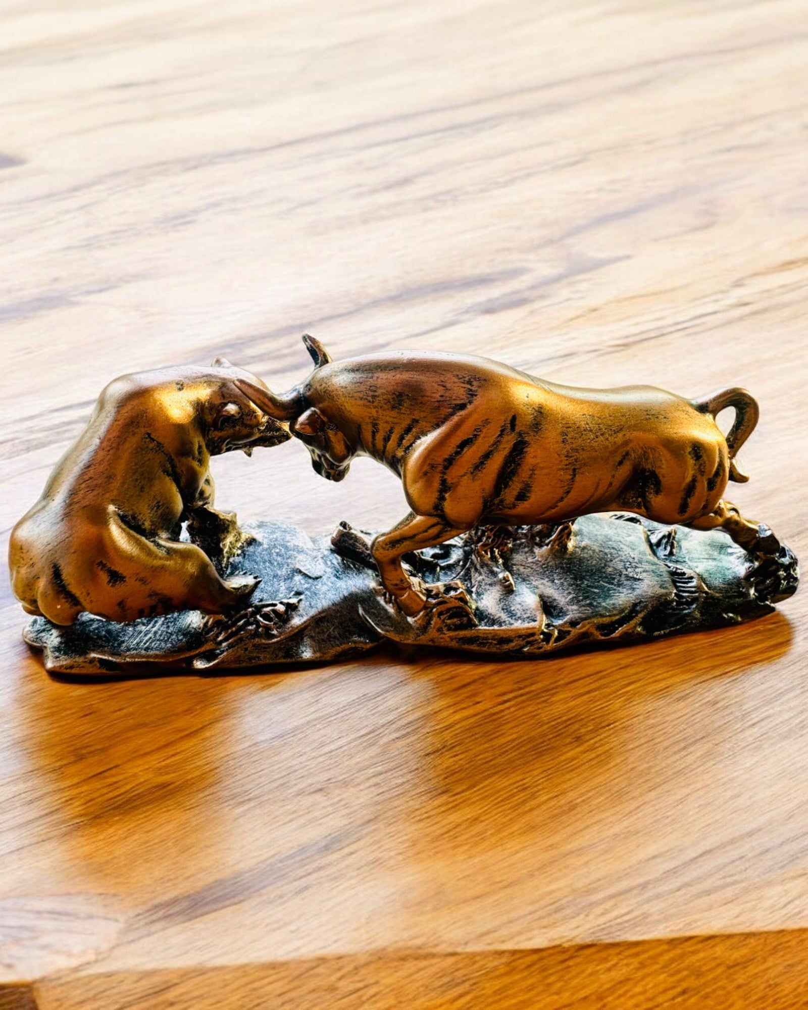 "Starcie Byka z Niedźwiedziem" - Sculptură din cupru-roșcat cu opțiune de gravare