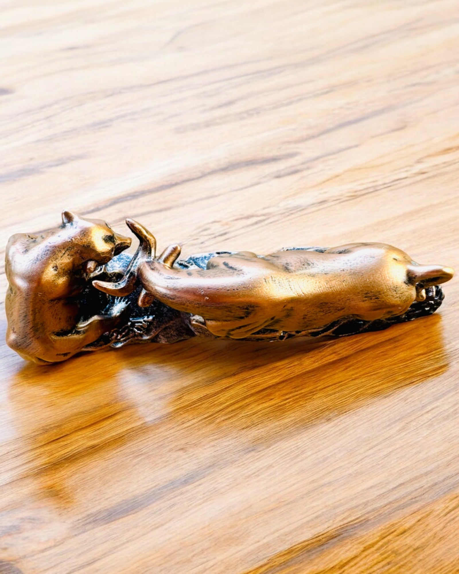 "Starcie Byka z Niedźwiedziem" - Sculptură din cupru-roșcat cu opțiune de gravare