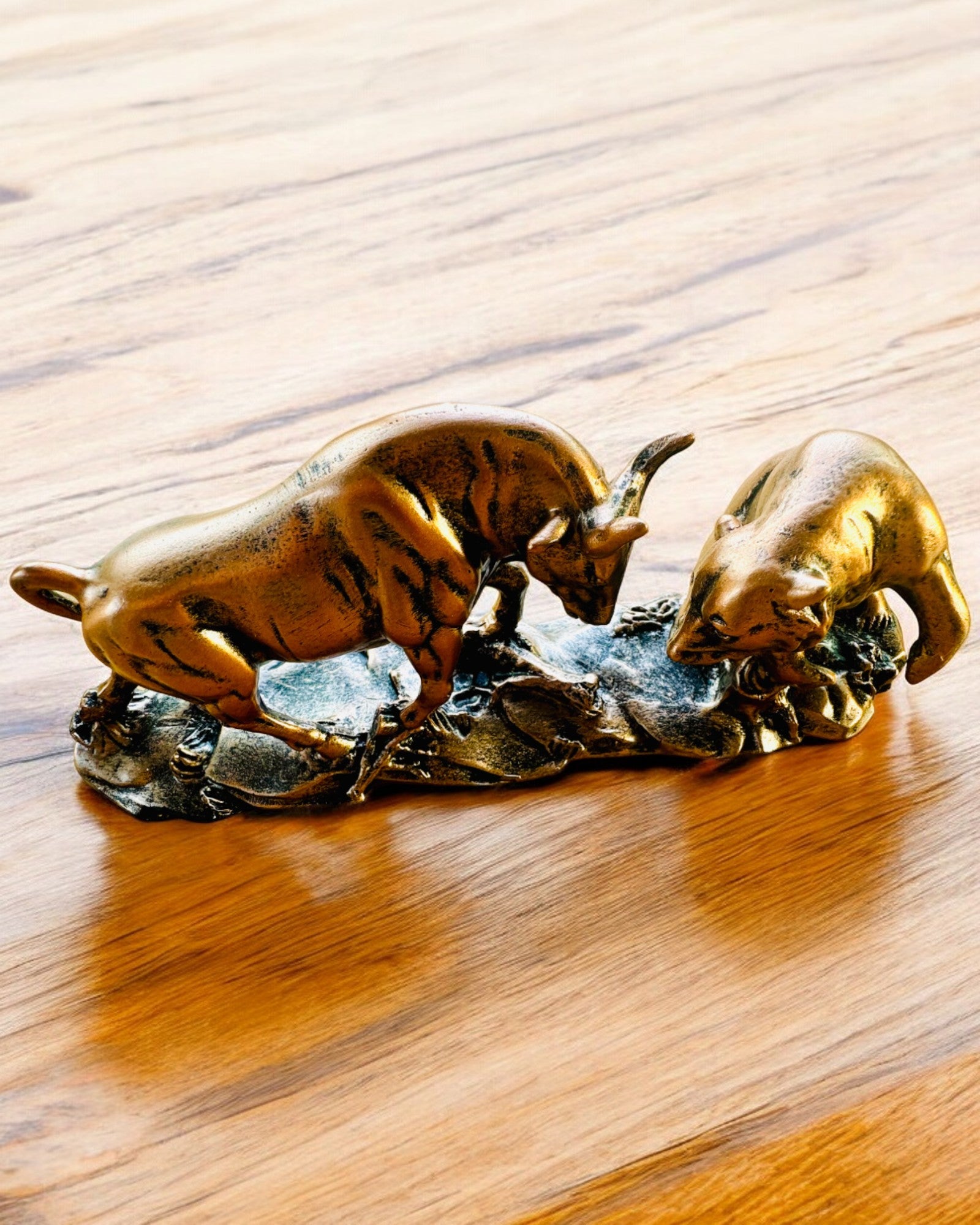 "Starcie Byka z Niedźwiedziem" - Sculptură din cupru-roșcat cu opțiune de gravare