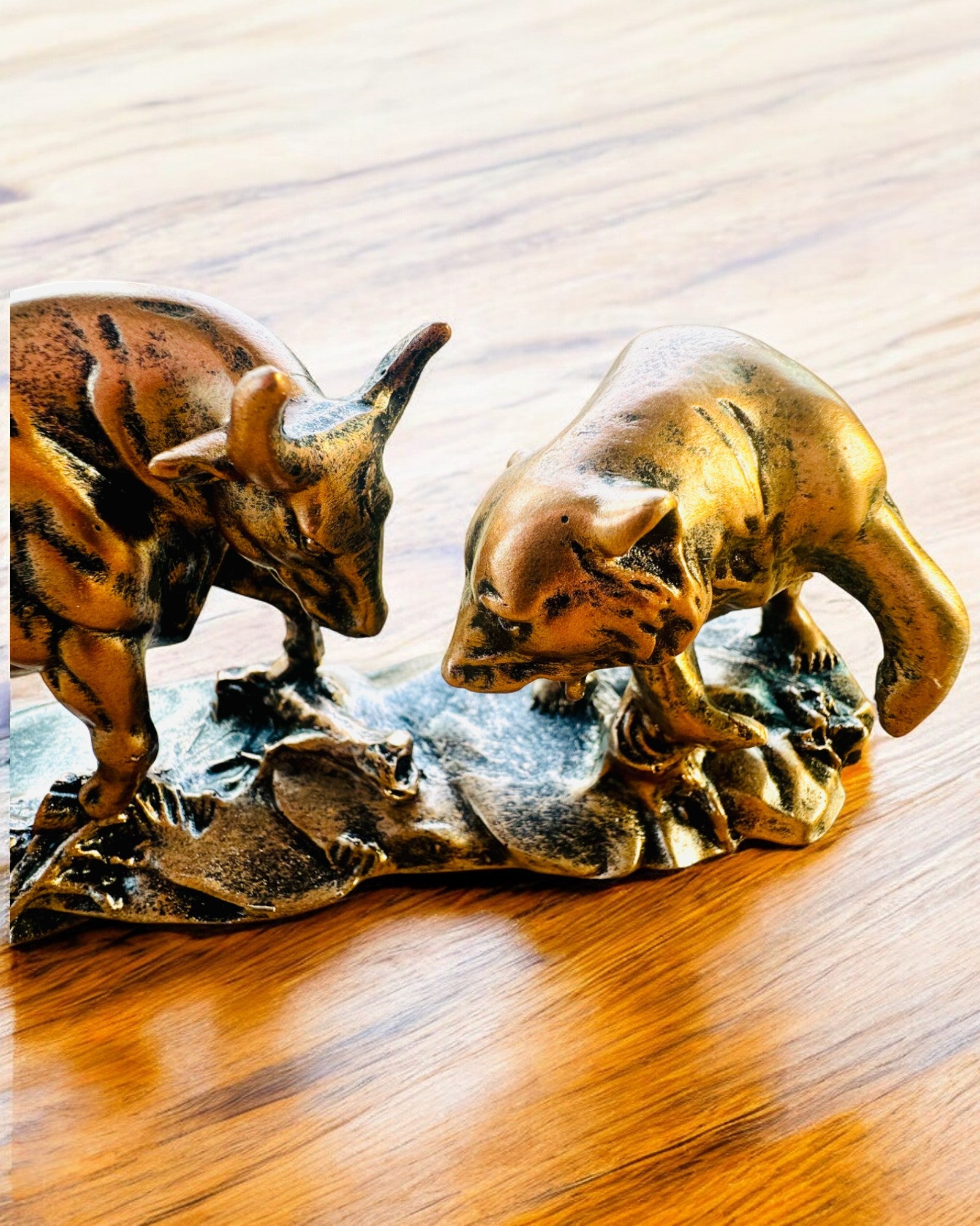 "Starcie Byka z Niedźwiedziem" - Sculptură din cupru-roșcat cu opțiune de gravare