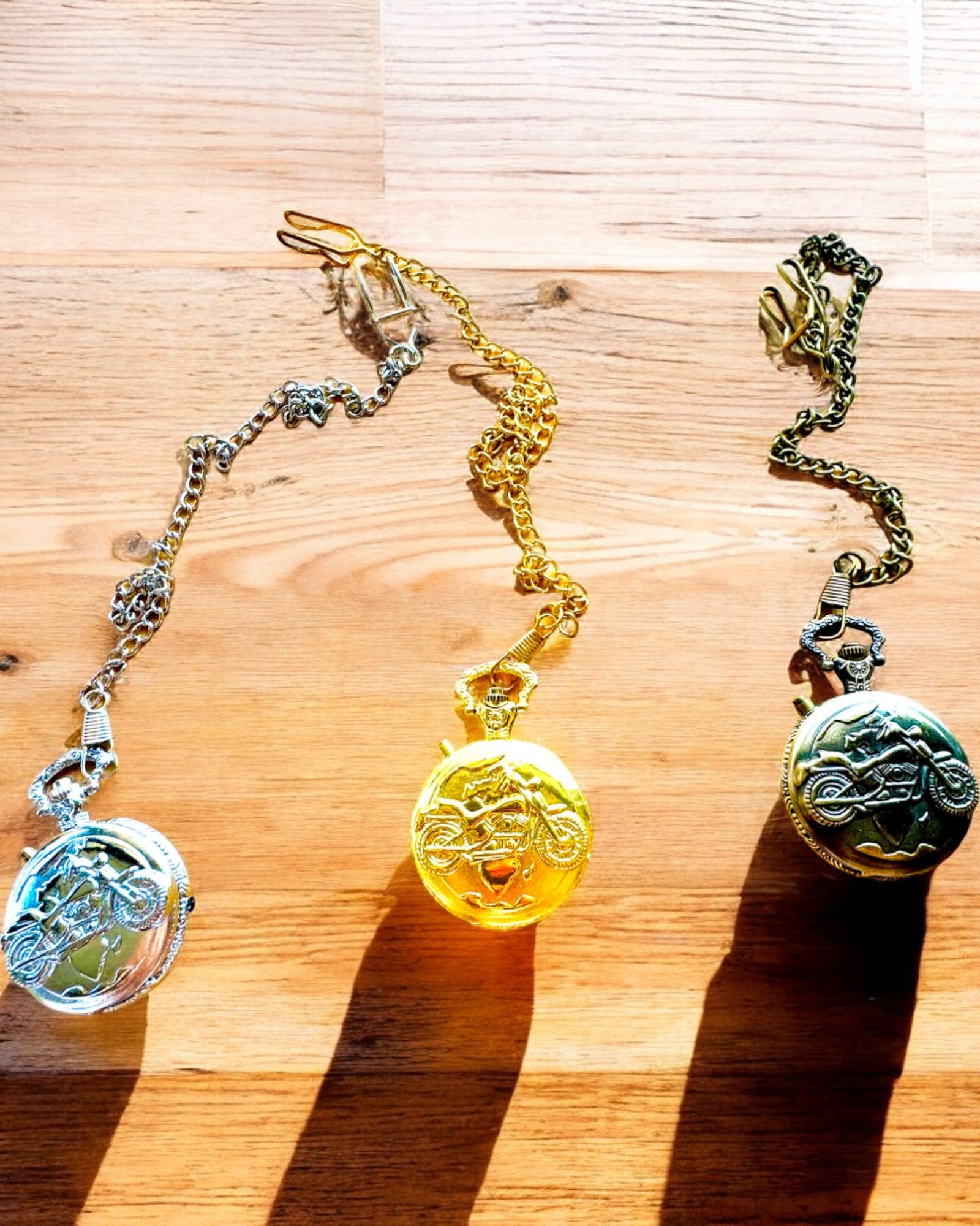 Ceas de buzunar „Motocyklowy Elegancik 2” – Gravură pentru cadou, 3 variante de culoare