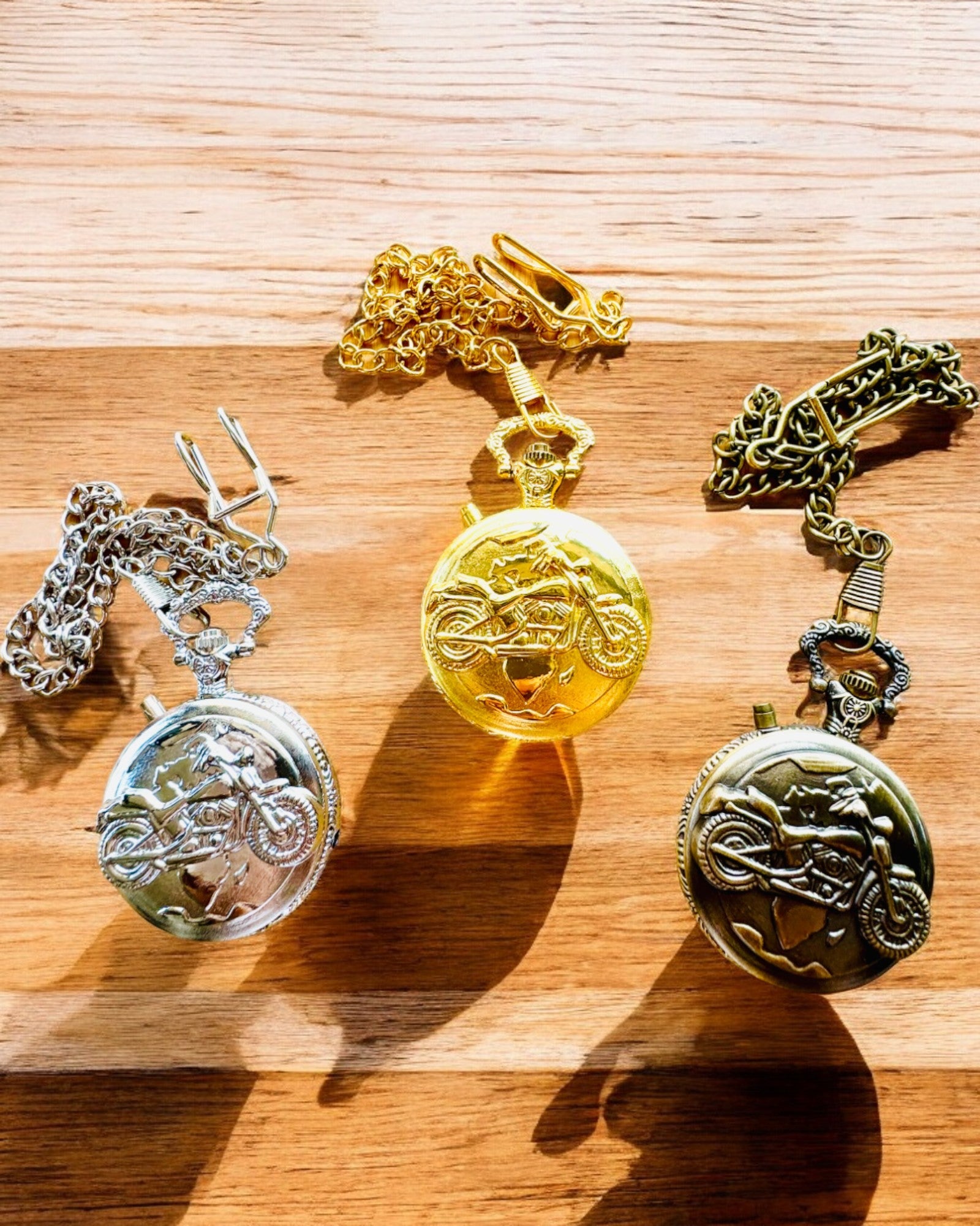 Ceas de buzunar „Motocyklowy Elegancik 2” – Gravură pentru cadou, 3 variante de culoare