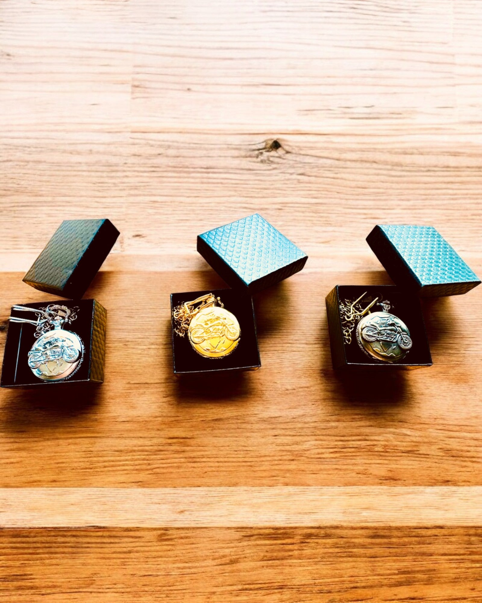 Ceas de buzunar „Motocyklowy Elegancik 2” – Gravură pentru cadou, 3 variante de culoare