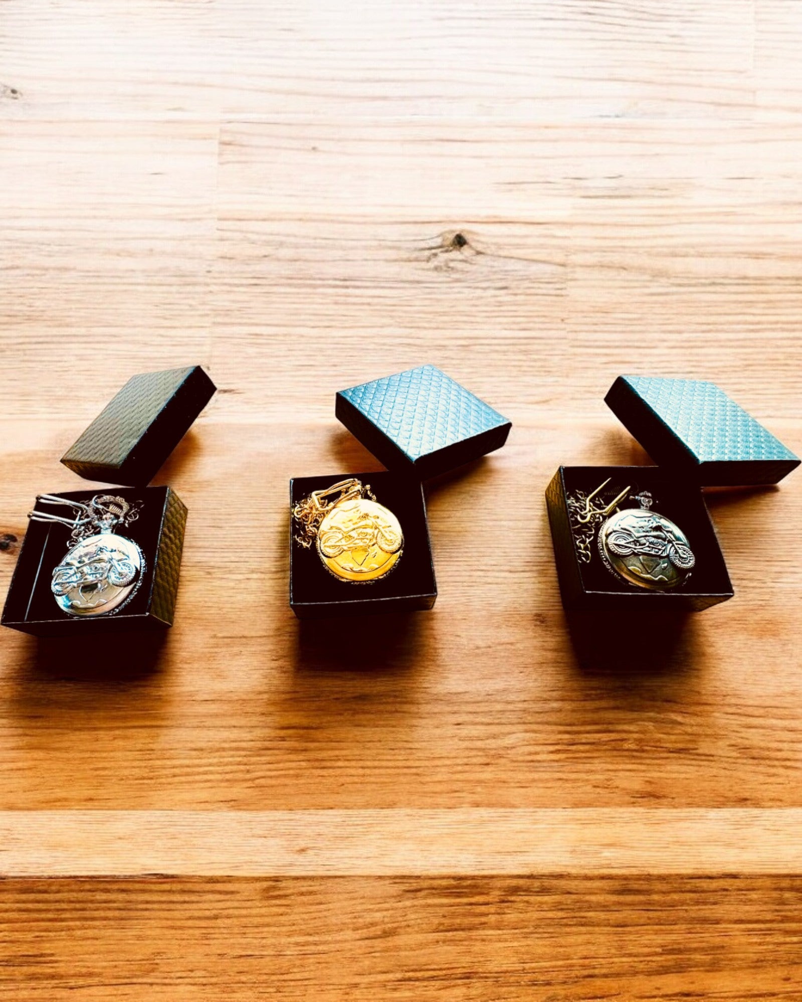 Ceas de buzunar „Motocyklowy Elegancik 2” – Gravură pentru cadou, 3 variante de culoare