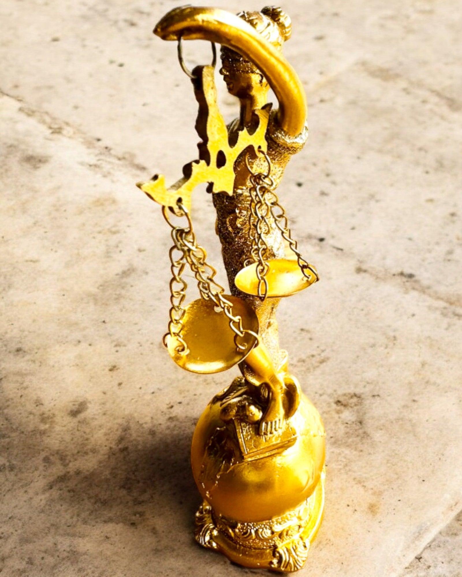 Statueta Zeița Justiției – Decorațiune Artistică pentru Raft, Meșteșug din Rășină, personalizare cu gravură