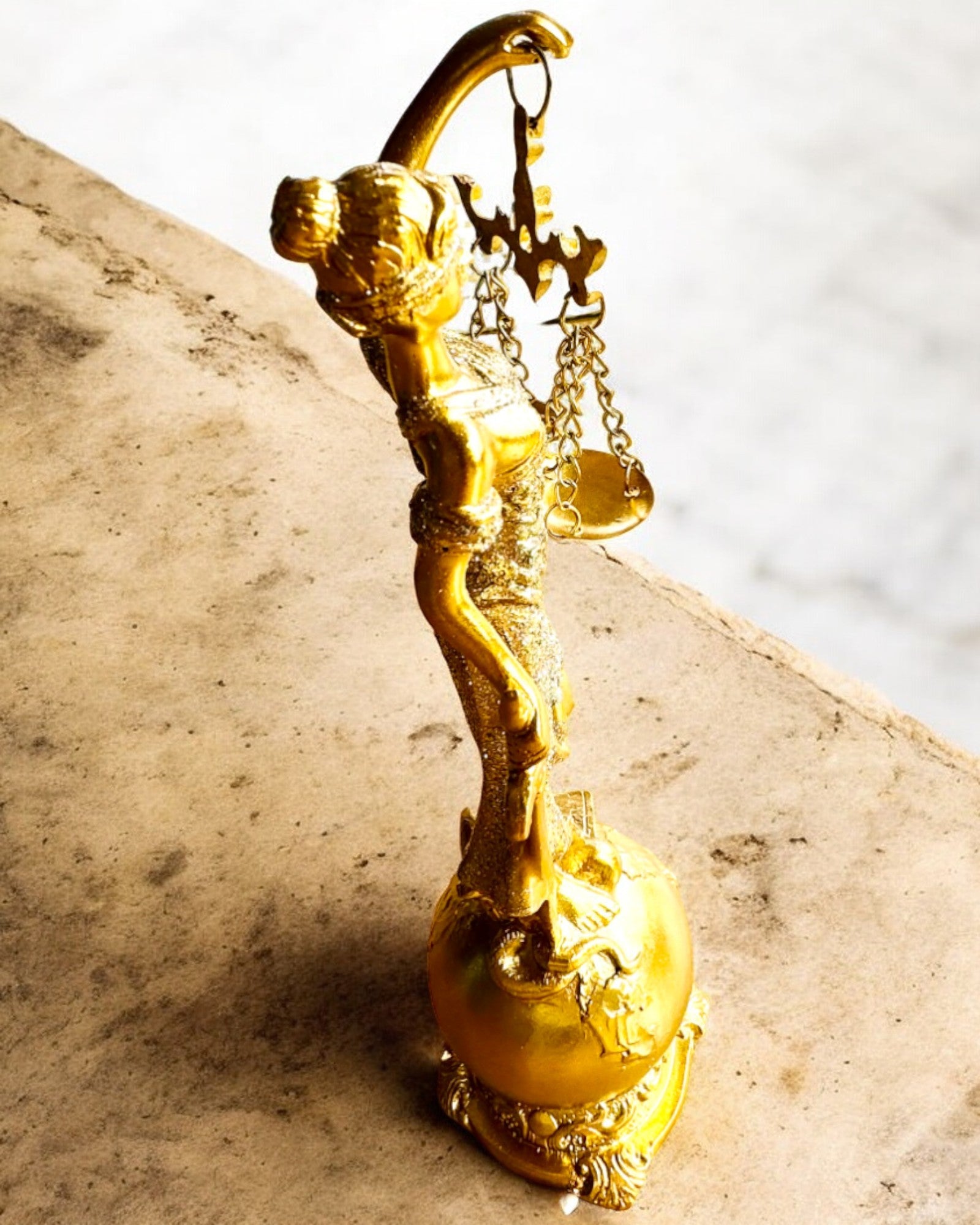 Statueta Zeița Justiției – Decorațiune Artistică pentru Raft, Meșteșug din Rășină, personalizare cu gravură