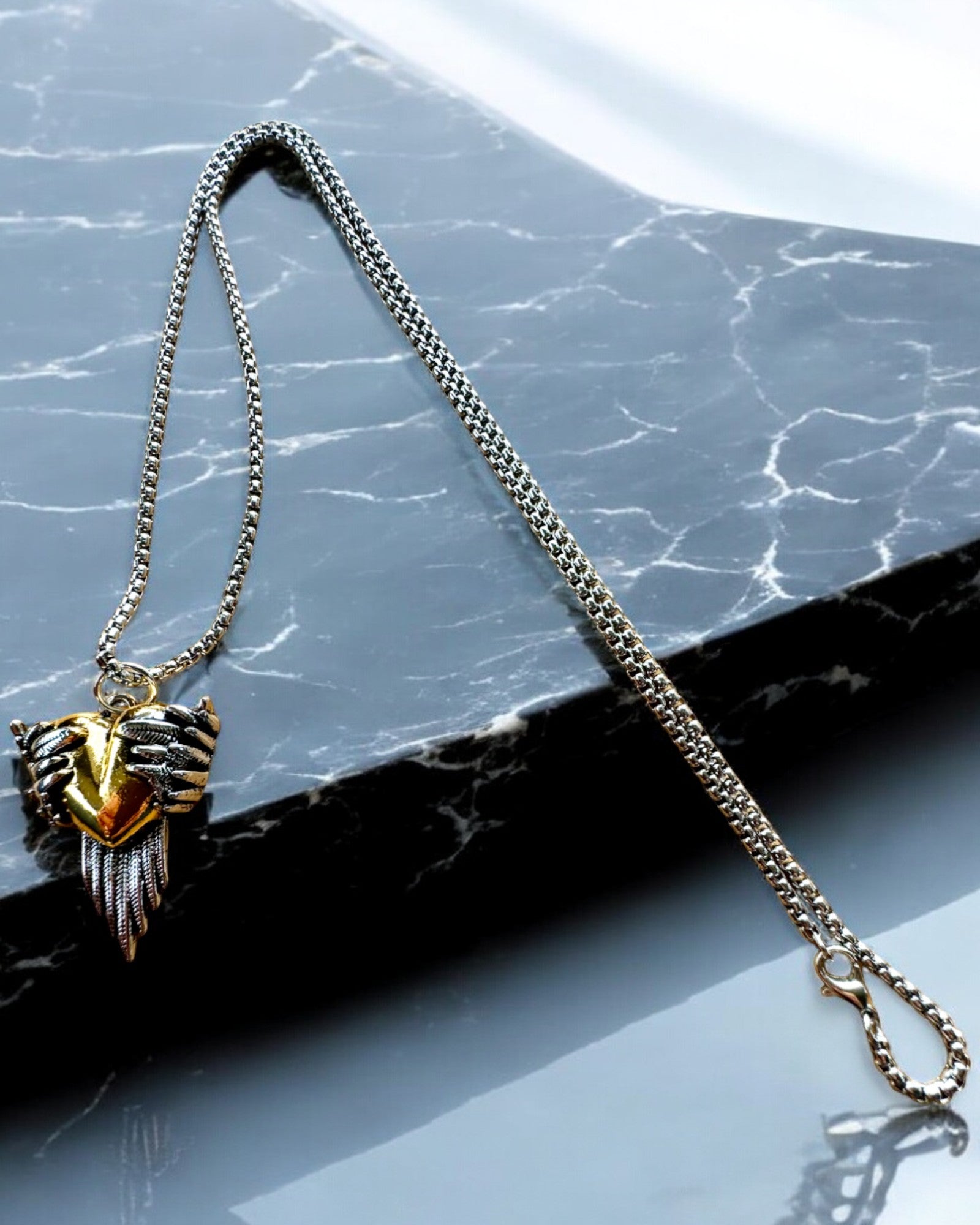 Amuletul Arcașul Inimii – Aripile Întunecate ale Iubirii, posibilitate de personalizare prin gravură ca dar