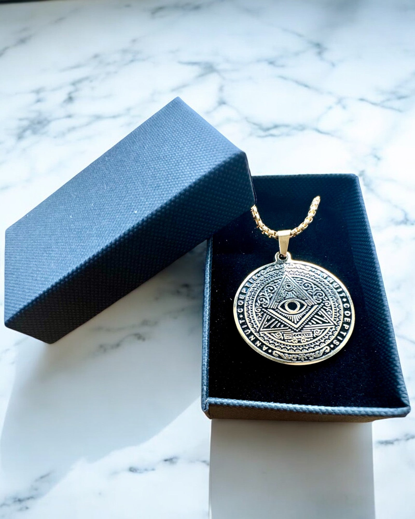 Amuletul Puterii Tainice - Colier cu Gravură, 2 variante de culoare disponibile