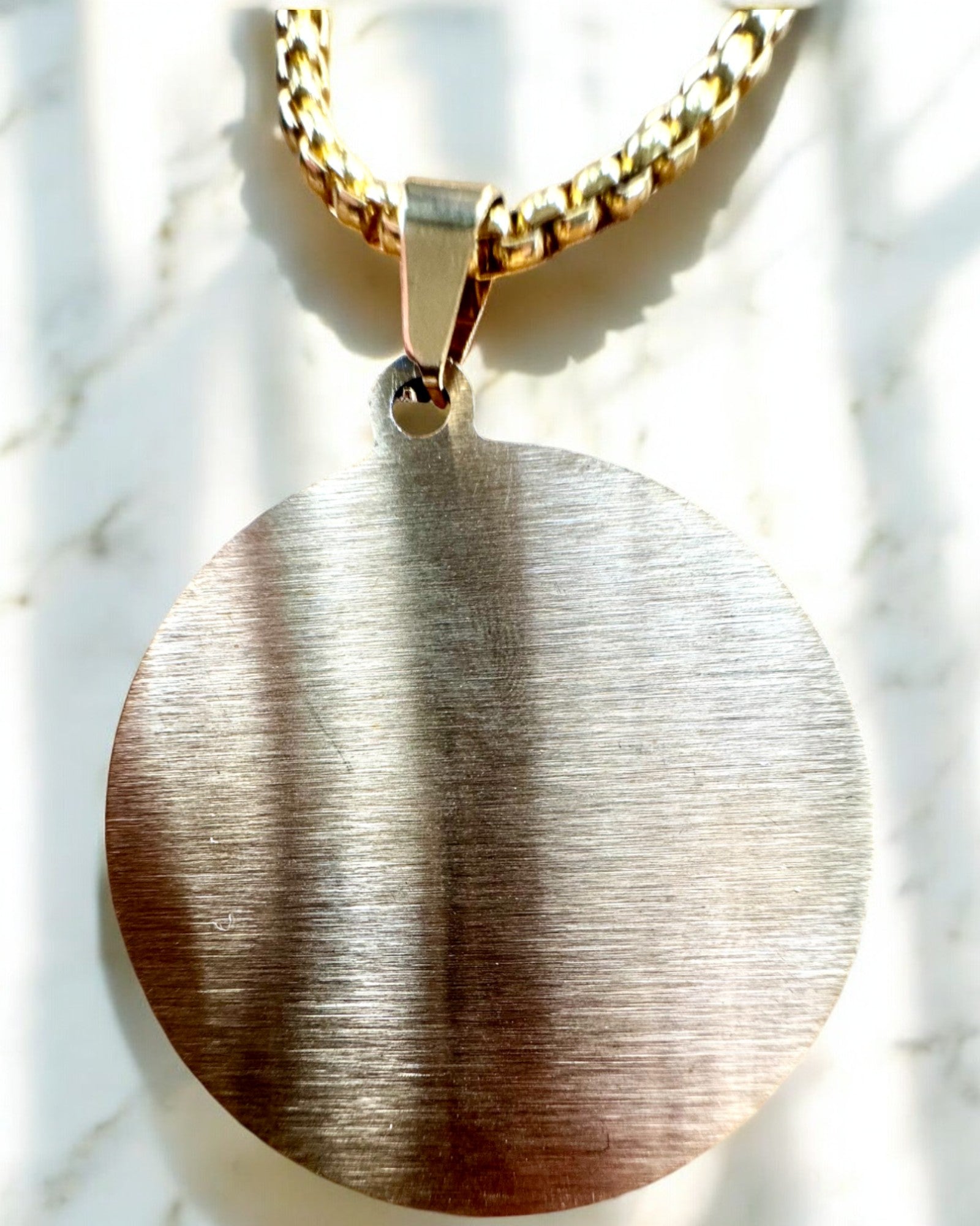 Amuletul Puterii Tainice - Colier cu Gravură, 2 variante de culoare disponibile