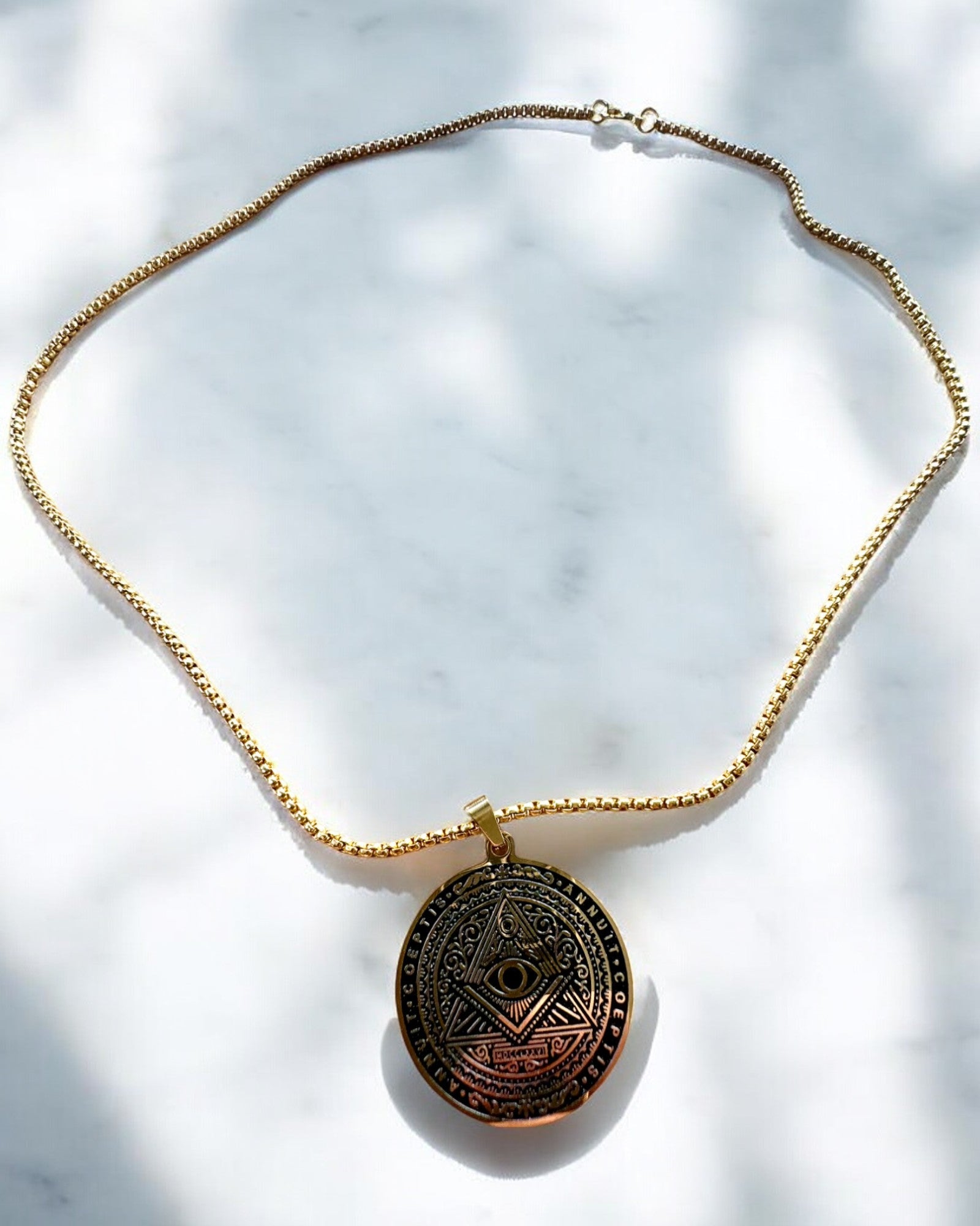 Amuletul Puterii Tainice - Colier cu Gravură, 2 variante de culoare disponibile