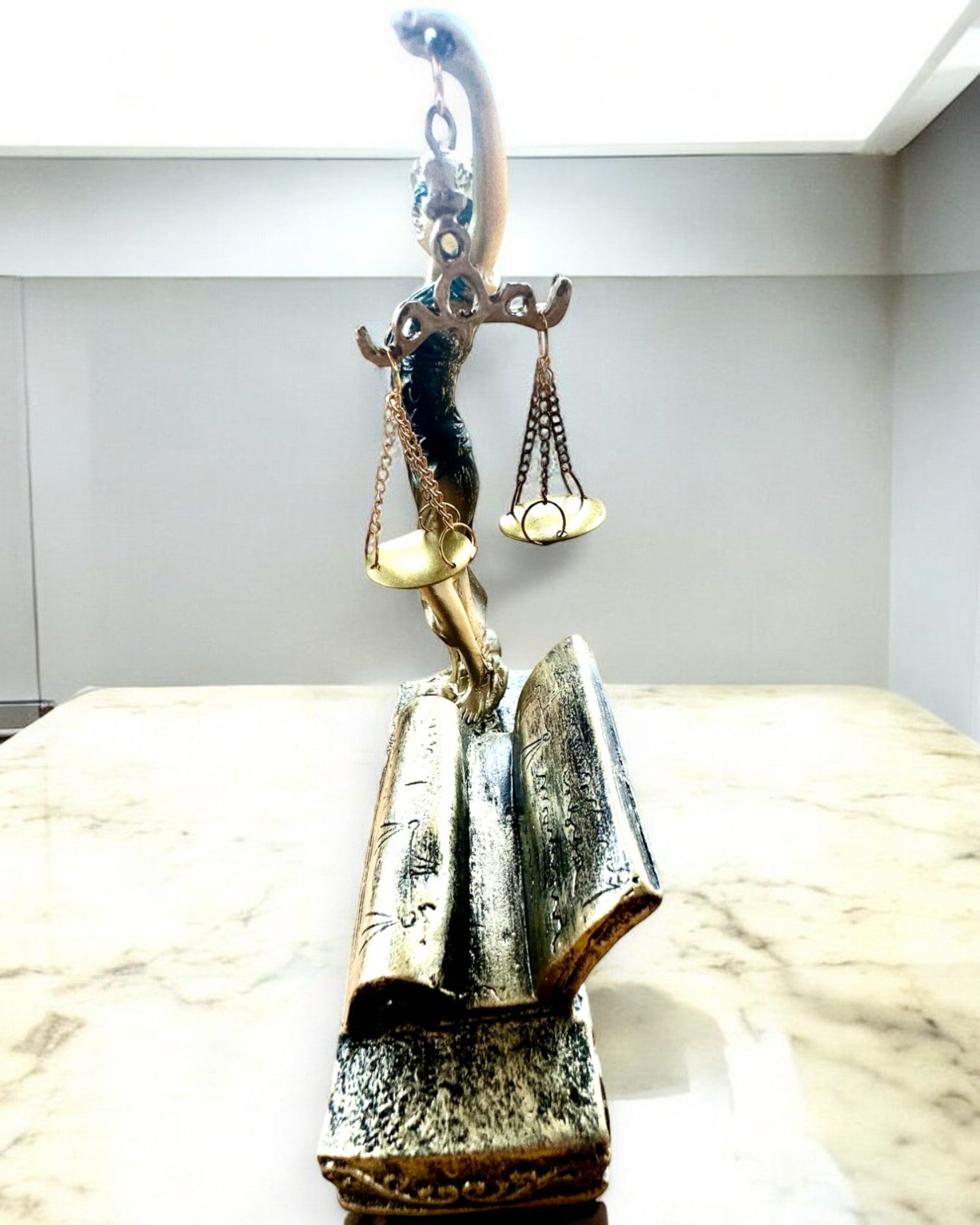 Statuetka "Justicia 2" - Bogini Sprawiedliwości – Artystyczna Dekoracja na Półkę, Rzemiosło z Żywicy, personalizacja grawerem