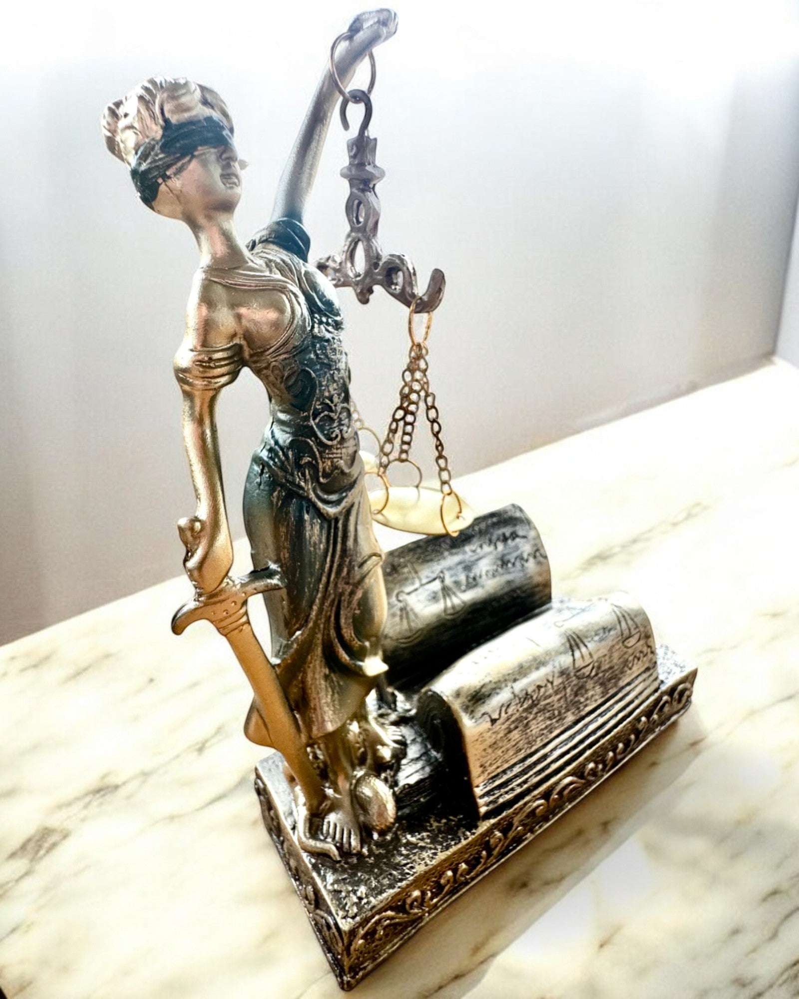 Statuetka "Justicia 2" - Bogini Sprawiedliwości – Artystyczna Dekoracja na Półkę, Rzemiosło z Żywicy, personalizacja grawerem