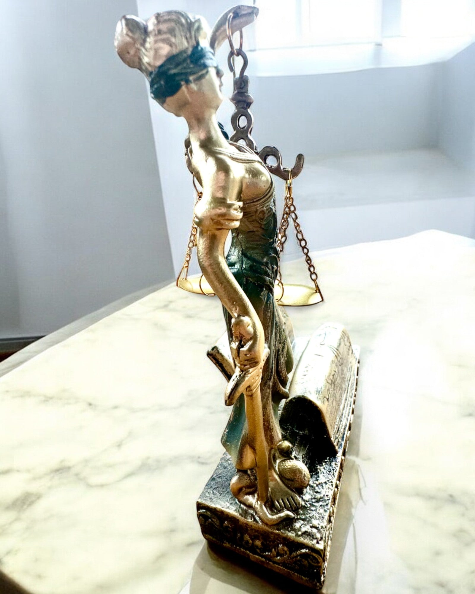 Statuetka "Justicia 2" - Bogini Sprawiedliwości – Artystyczna Dekoracja na Półkę, Rzemiosło z Żywicy, personalizacja grawerem