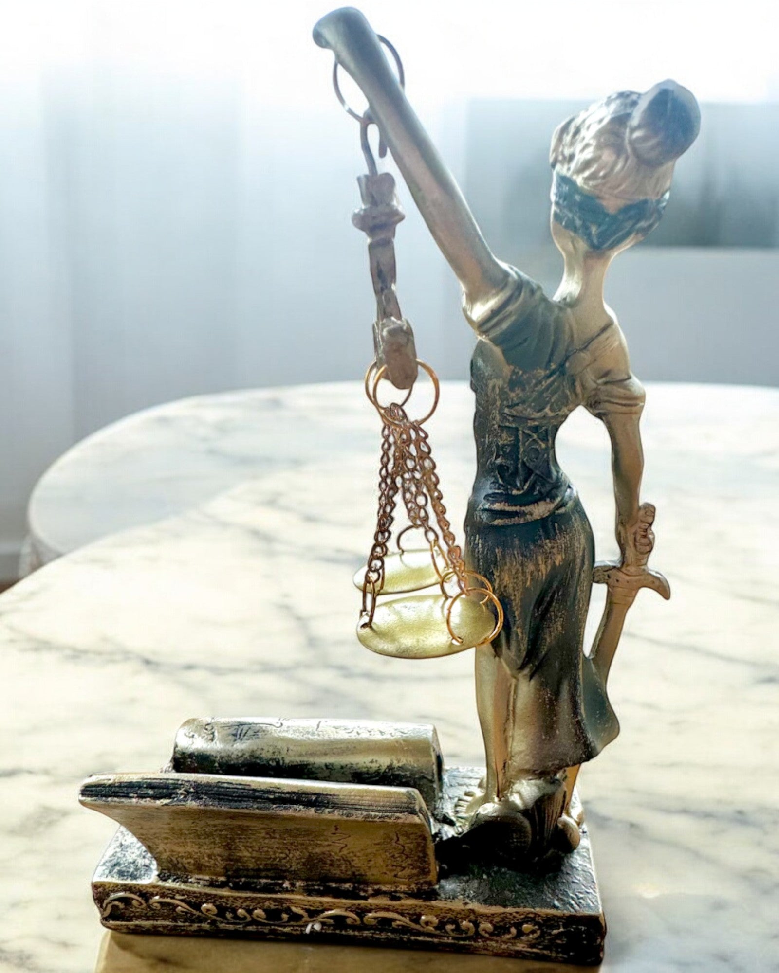 Statuetka "Justicia 2" - Bogini Sprawiedliwości – Artystyczna Dekoracja na Półkę, Rzemiosło z Żywicy, personalizacja grawerem