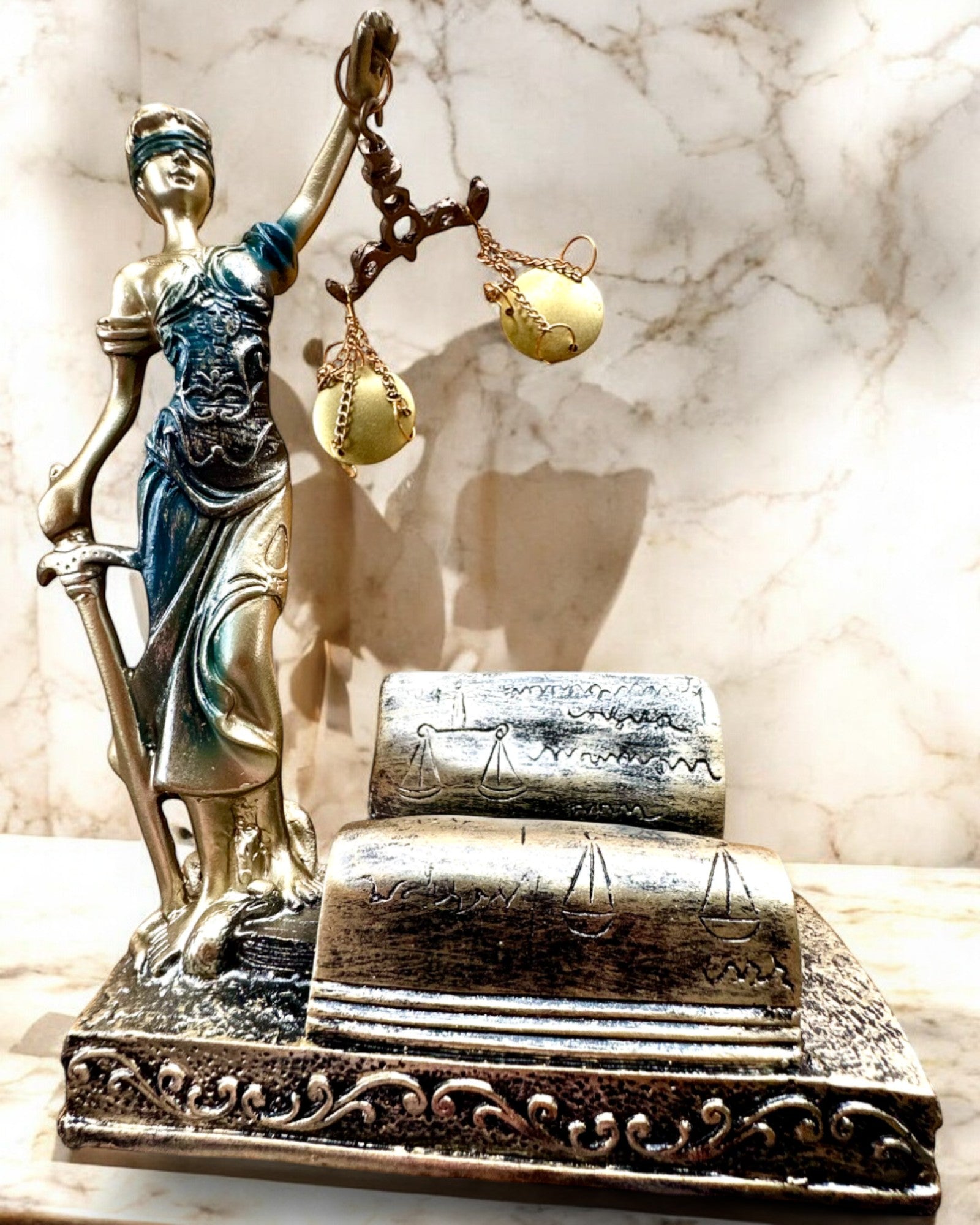 Statuetka "Justicia 2" - Bogini Sprawiedliwości – Artystyczna Dekoracja na Półkę, Rzemiosło z Żywicy, personalizacja grawerem