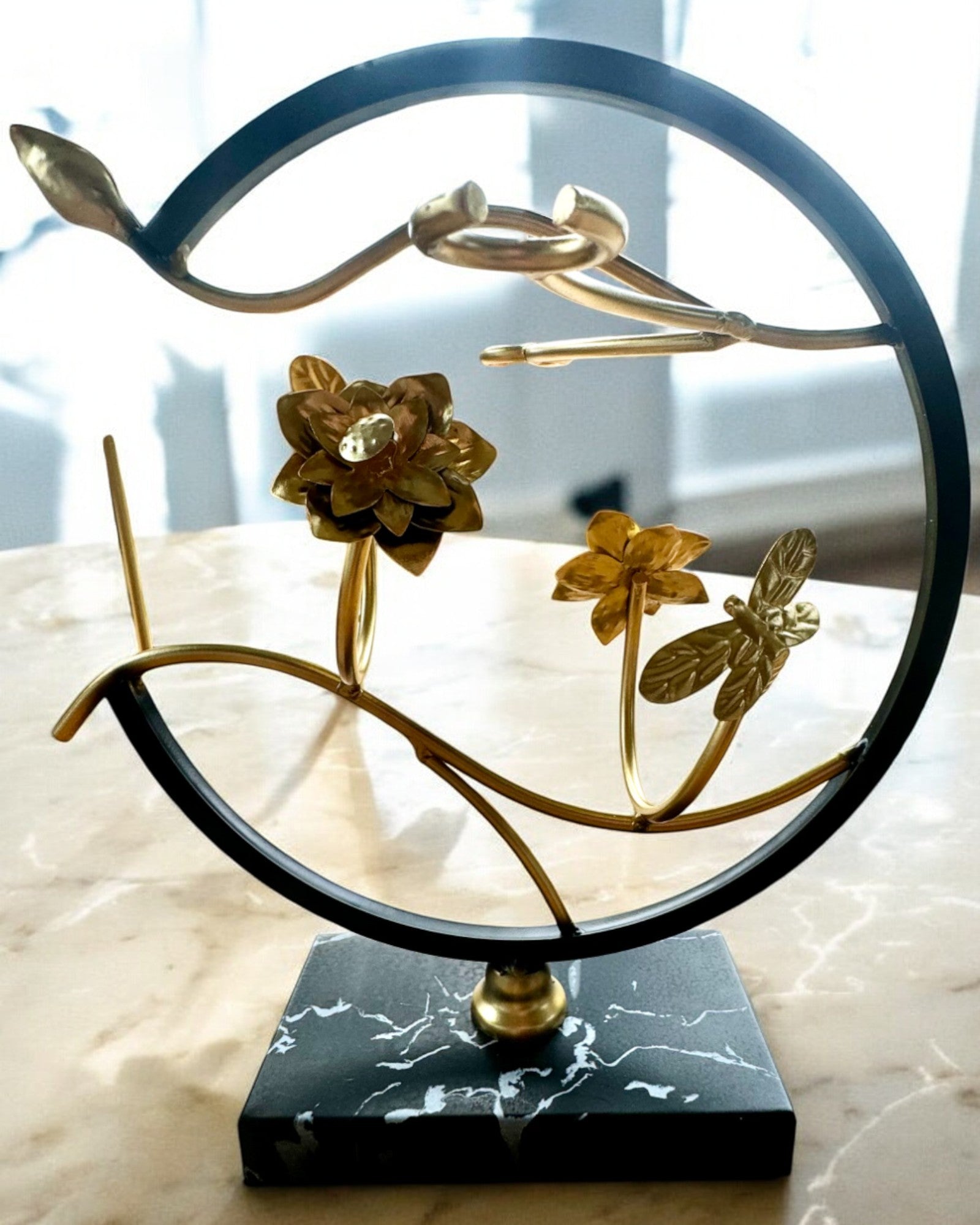 Suport „Elegancki Owad” - pentru sticlă de vin și pahare, înălțime 33 cm, posibilitate de personalizare cu gravură pentru cadou