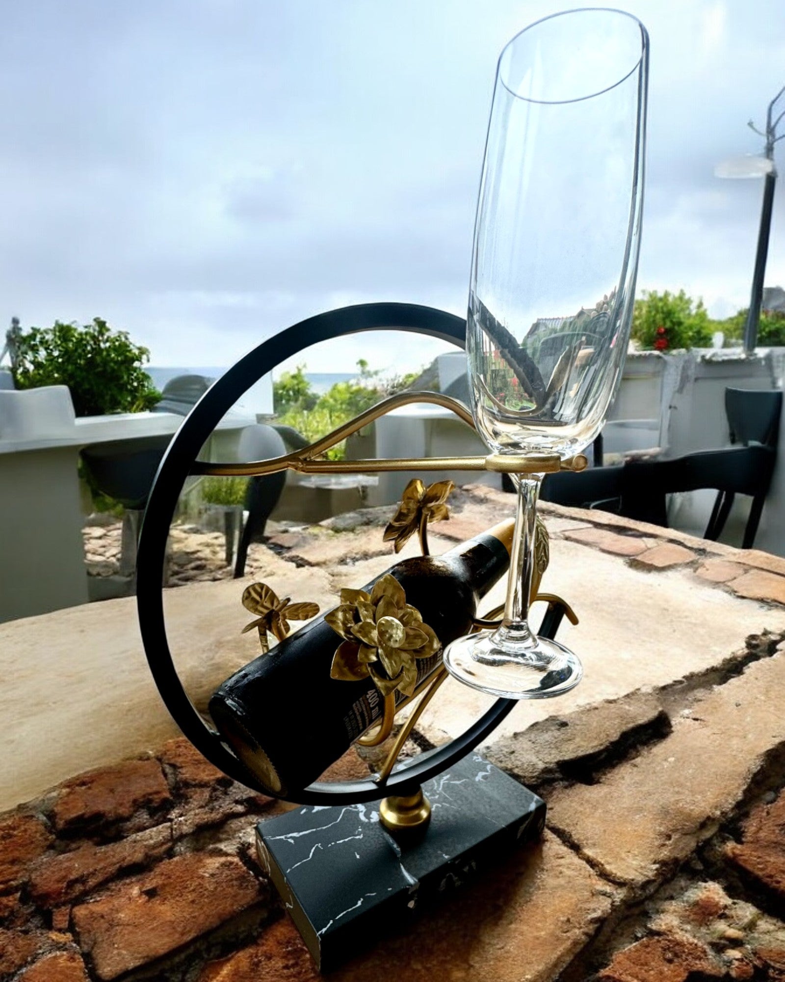 Suport „Elegancki Owad” - pentru sticlă de vin și pahare, înălțime 33 cm, posibilitate de personalizare cu gravură pentru cadou