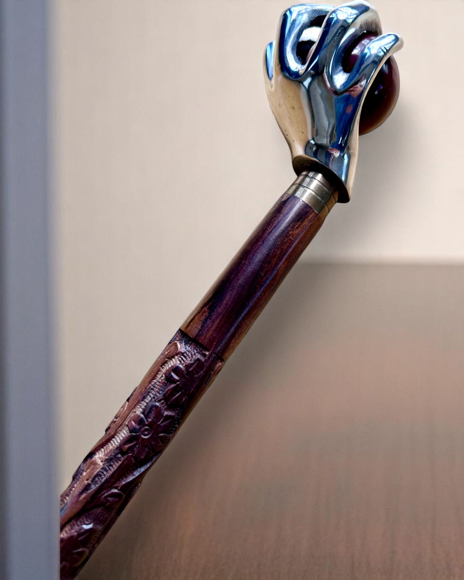 Baston de mers „Mâna Regală” – sculptat manual din lemn de mango indian, posibilitate de personalizare cu gravură