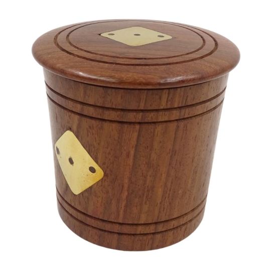 Zaruri de lemn într-un butoi cu gravură – cadou personalizat din acacia, înălțime 7 cm, diametru 8 cm, pentru persoane peste 14 ani