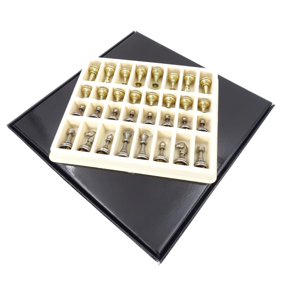 Șah exclusiv din metal Italfama 28x28 cm cu posibilitate de personalizare prin gravură, tablă de șah maro-neagră, piese aurii-argintii