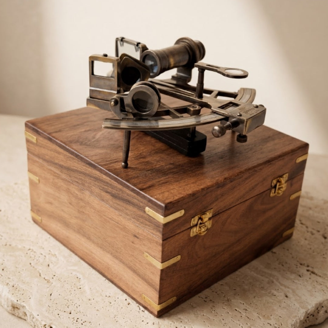 Sextant din alamă cu gravură, în cutie din lemn
