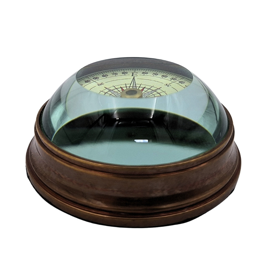 Busolă lenticulară stilată din alamă și sticlă, cu posibilitate de personalizare prin gravură - gadget retro pentru birou, cadou ideal pentru călător - diametru 6,3 cm, înălțime 3 cm, culoare bej, roșu și negru