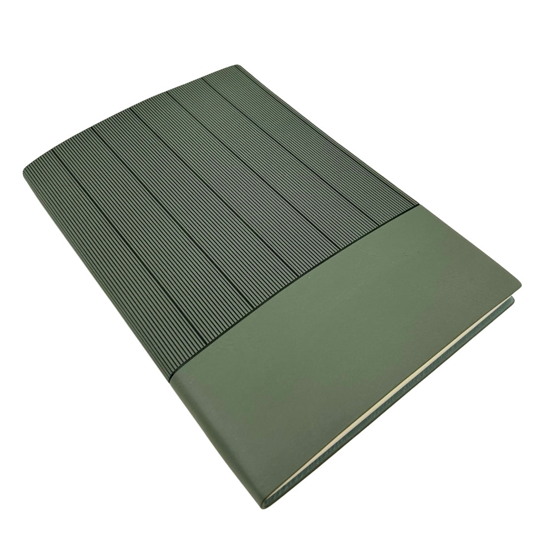 Set cadou elegant cu gravură personalizată - agendă A5 din piele verde măsliniu, cu stilou și rezervă suplimentară, în cutie cadou estetică