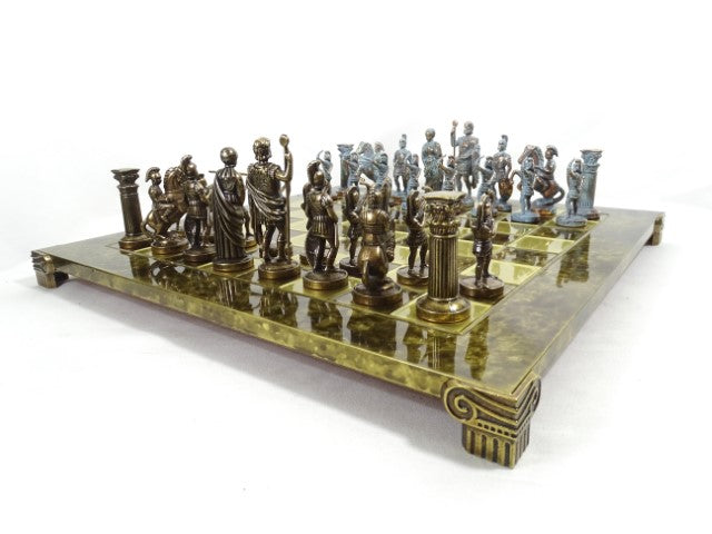 Șah din alamă Arcași 44x44cm, cu posibilitate de personalizare prin gravură - cadou de lux pentru pasionații de mitologie și strategie, piese realizate manual de înaltă calitate