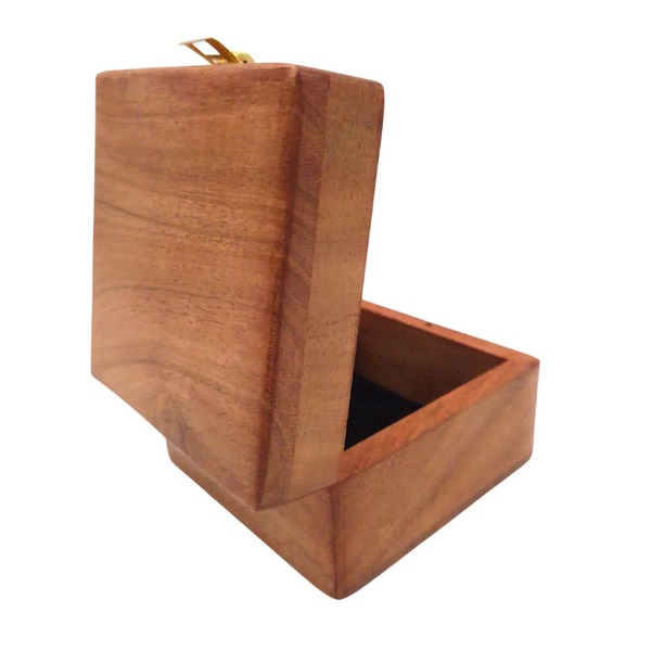 Cutie cadou din lemn 6 x 6 x 4 cm, cu posibilitate de gravare, maro, cu căptușeală din material textil și închidere din alamă