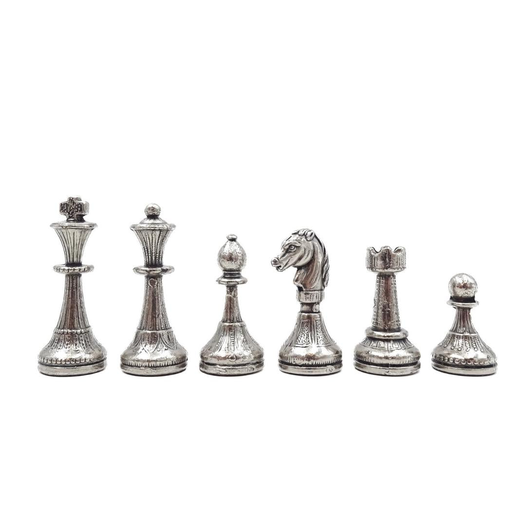 Șah exclusiv din metal Italfama 28x28 cm cu posibilitate de personalizare prin gravură, tablă de șah maro-neagră, piese aurii-argintii