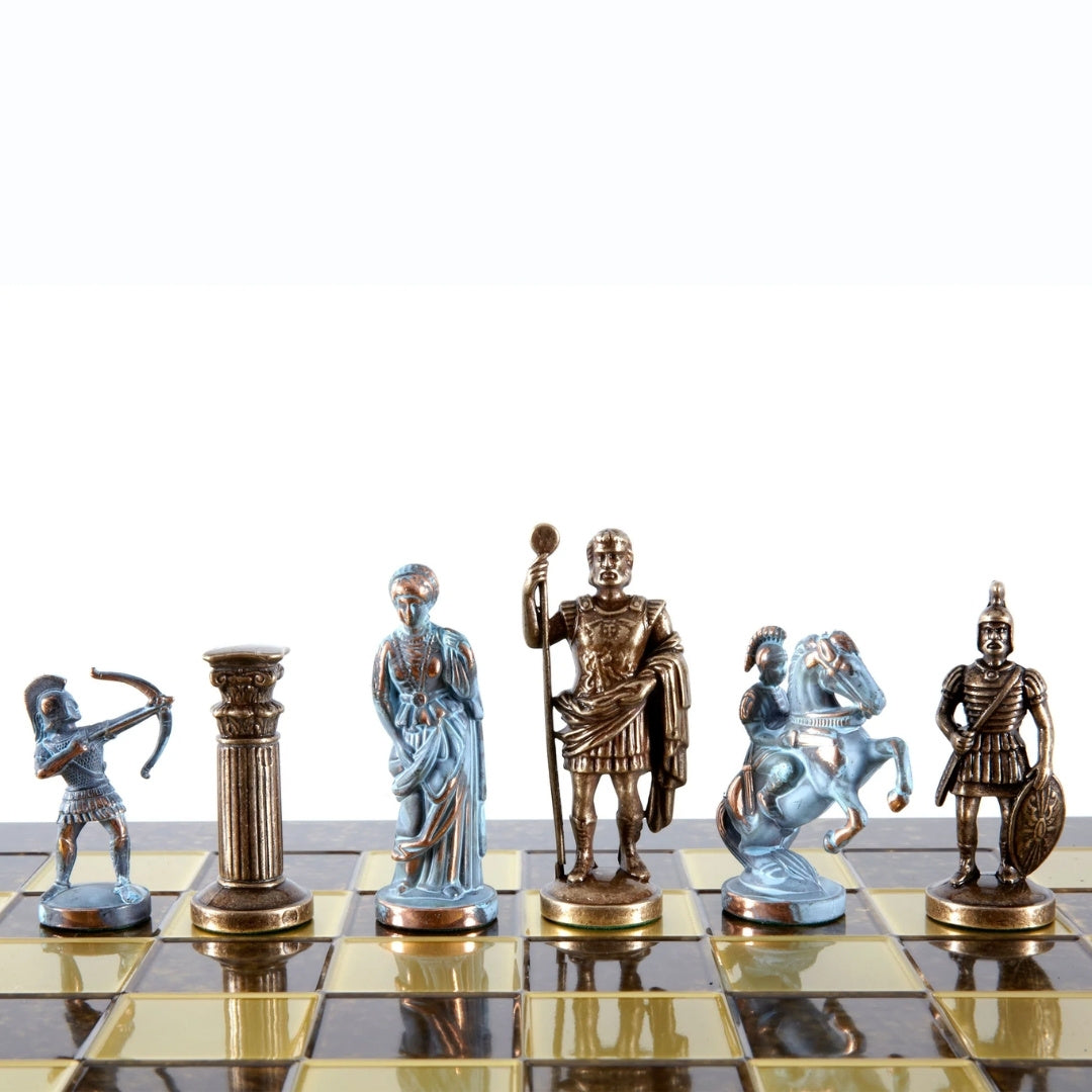 Șah din alamă Arcași 44x44cm, cu posibilitate de personalizare prin gravură - cadou de lux pentru pasionații de mitologie și strategie, piese realizate manual de înaltă calitate