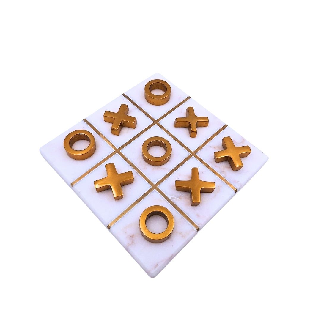 Joc X și 0 elegant pe bază de marmură, cu posibilitate de personalizare prin gravură – cadou ideal în stil glamour, dimensiuni 14 x 14 cm, material: marmură și alamă